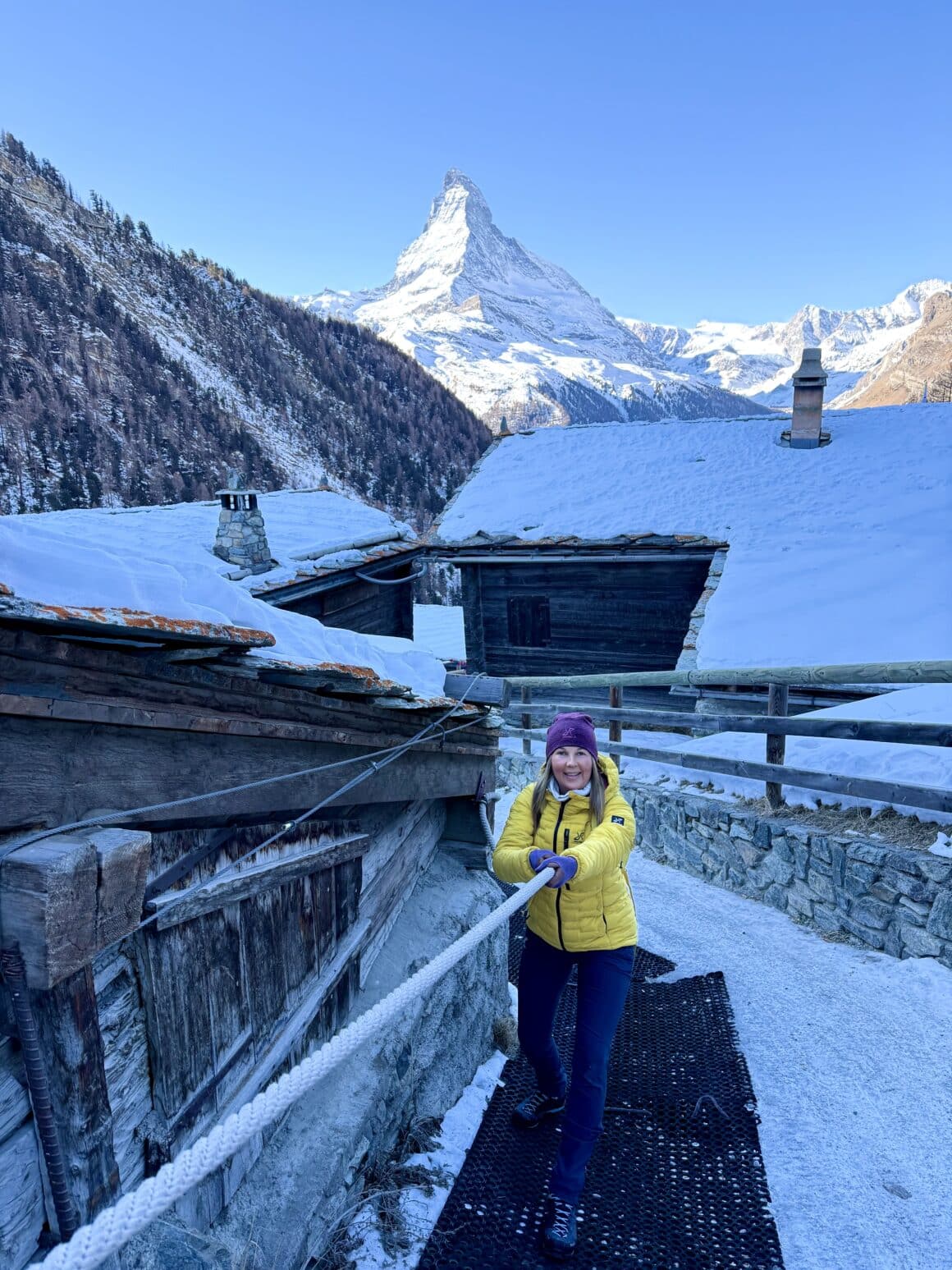 Te drewniane domki to dawne spichlerze.
Kamienne „talerze” pod konstrukcją miały jedno zadanie —
zatrzymać gryzonie i chronić zapasy.
Prosto. Mądrze. Na lata.