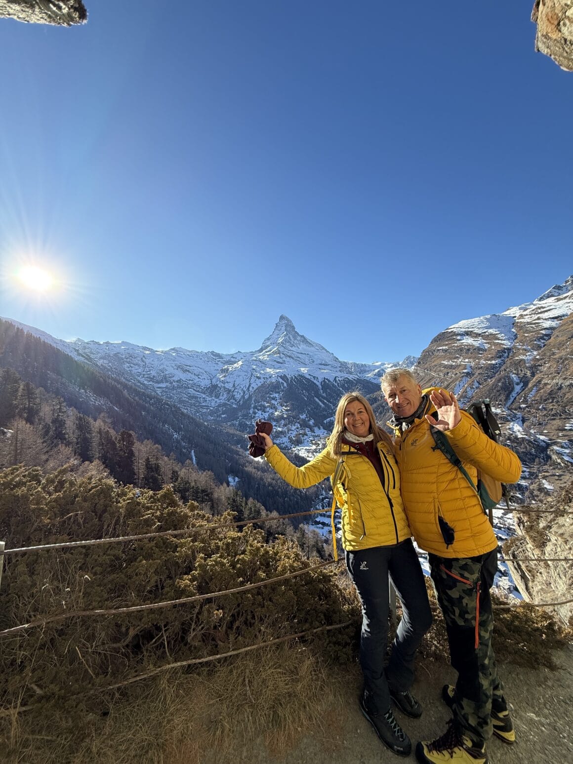 Są spacery, gdzie patrzysz pod nogi.
I są takie, gdzie co chwilę podnosisz wzrok,
bo Matterhorn nie pozwala iść obojętnie.