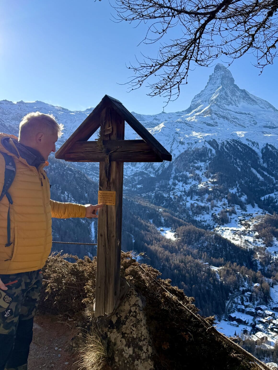 Mała kapliczka przy drodze.
Chwila ciszy, kilka słów do siebie
i góry, które słuchają lepiej niż ktokolwiek.