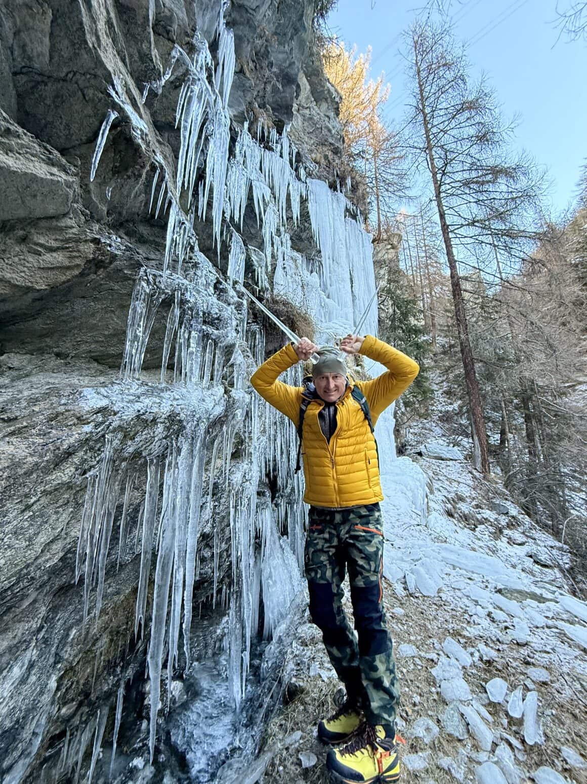 Lód, skała i cisza dookoła.
Takie drobiazgi sprawiają, że spacer zamienia się w małą przygodę.