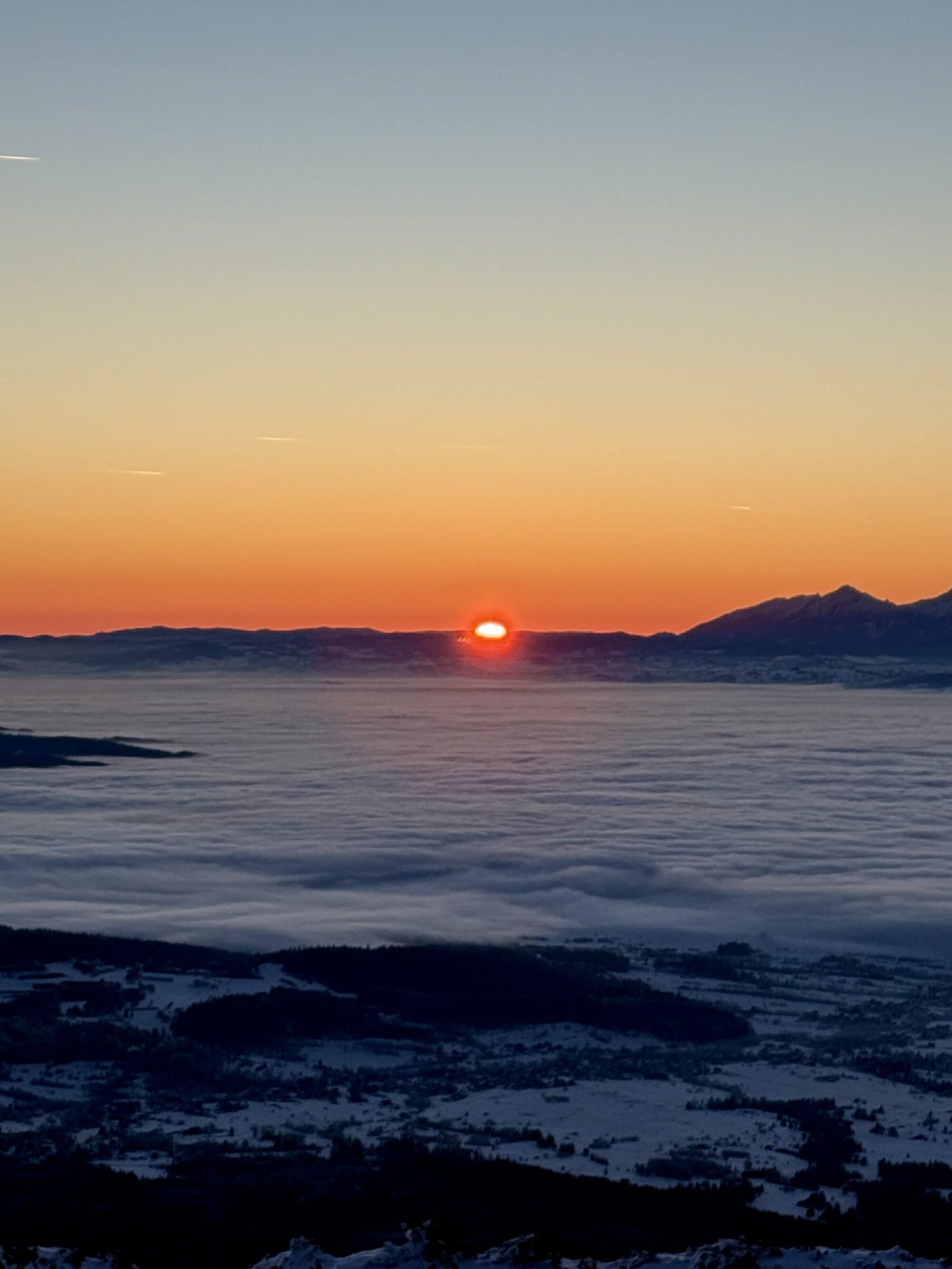 Minus? Jaki minus? 🥶 Babia Góra wschód słońca zimą ma jedną supermoc — wyłącza narzekanie. Słońce wychodzi, Tatry odpalają się na złoto i nagle zapominasz, że przed chwilą było „czemu ja to robię”.