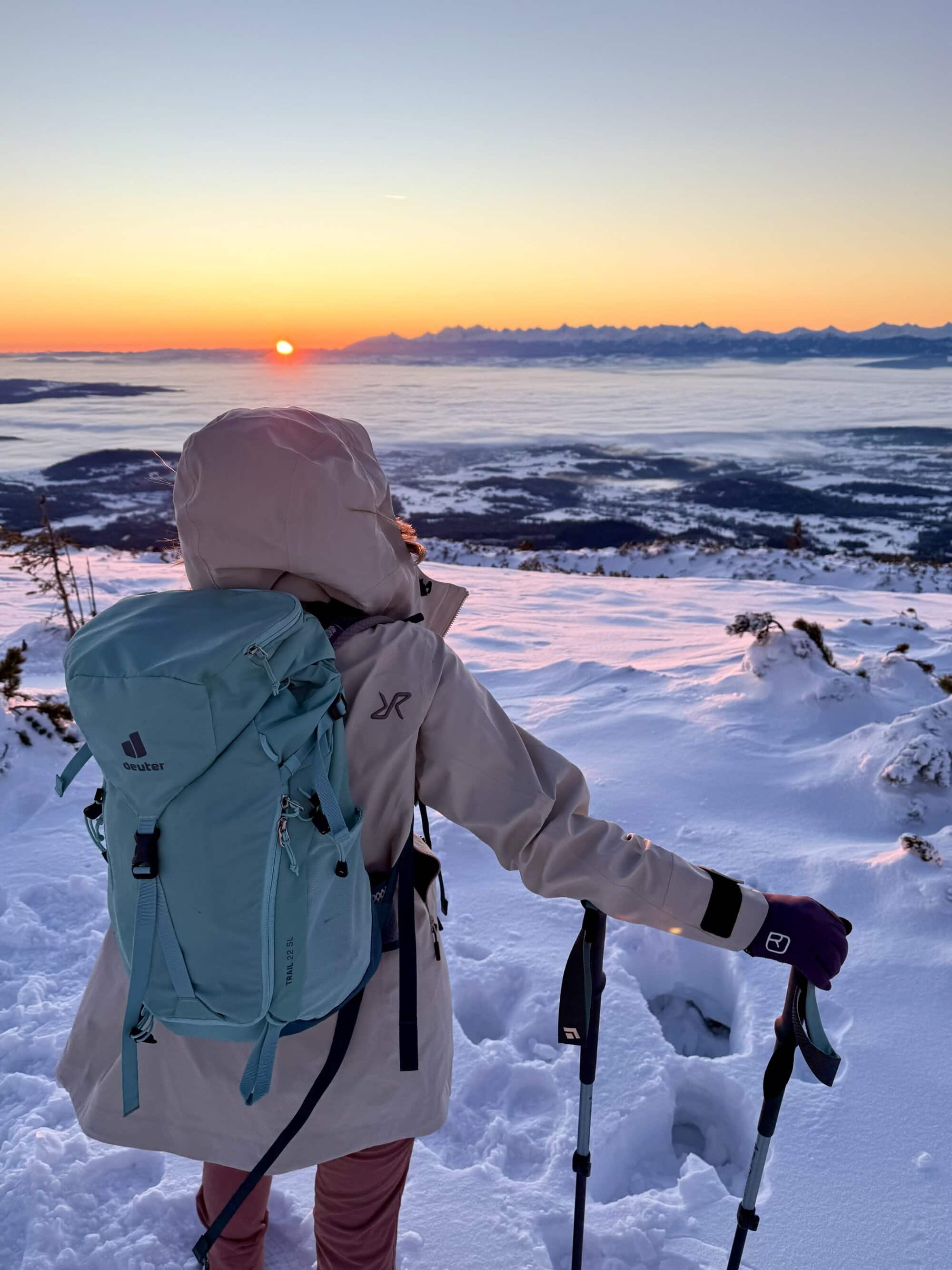 Idziemy po swoje 💥 Morze chmur pod nogami wygląda jak luksusowa kołderka, ale droga tu była konkretna. Babia Góra zimą nie przytula — ona sprawdza, czy serio chcesz ten widok.