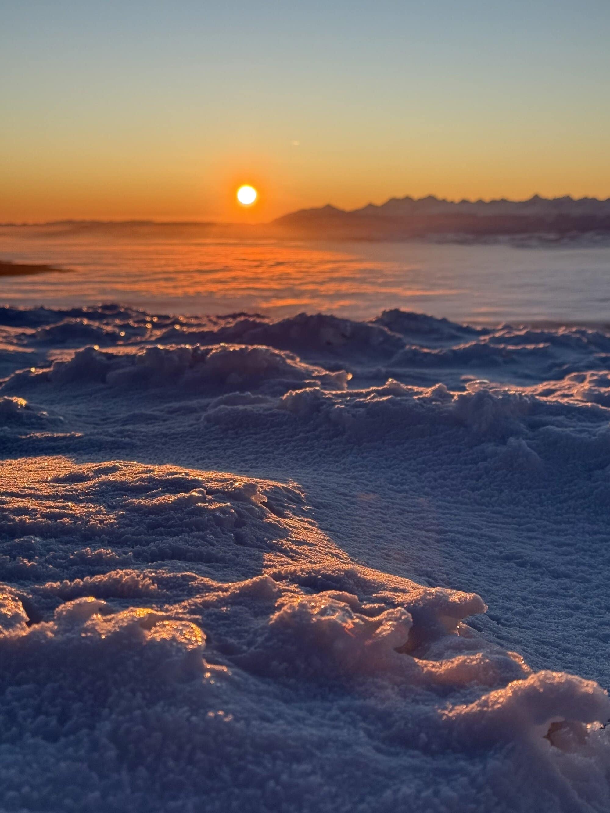 Pogoda level boss ☁️🔥 Inwersja zrobiła show. Chmury zostały na dole, my w pełnym słońcu. Babia Góra wschód słońca zimą potrafi wyglądać jak wysokie Alpy, tylko bez paszportu.