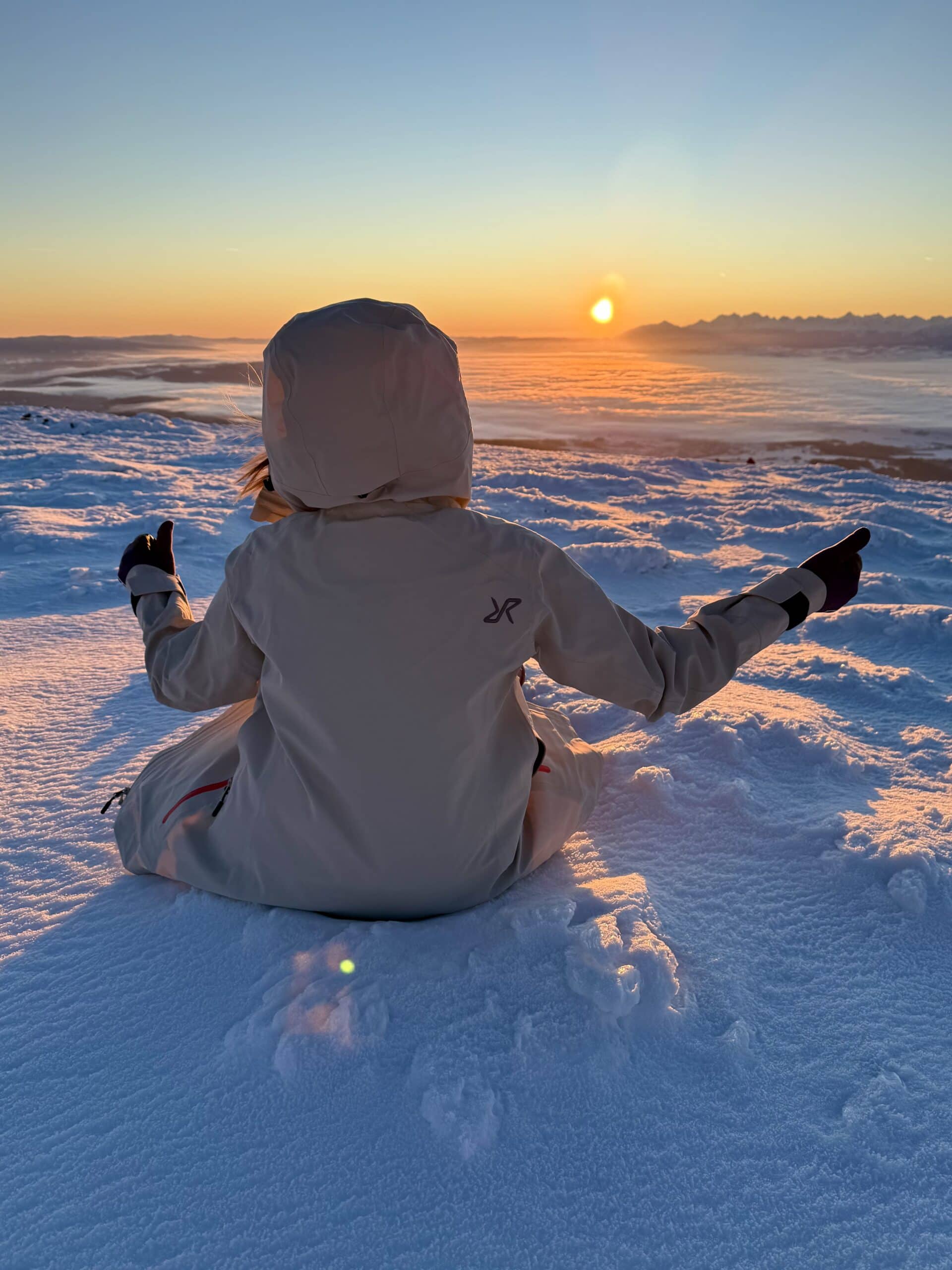 Cisza przed wow 🤫✨ Jest ten moment, kiedy wszyscy milkną. I wtedy światło robi robotę. Babia Góra zimą pokazuje, że 780 metrów przewyższenia to uczciwa cena za taki spektakl.