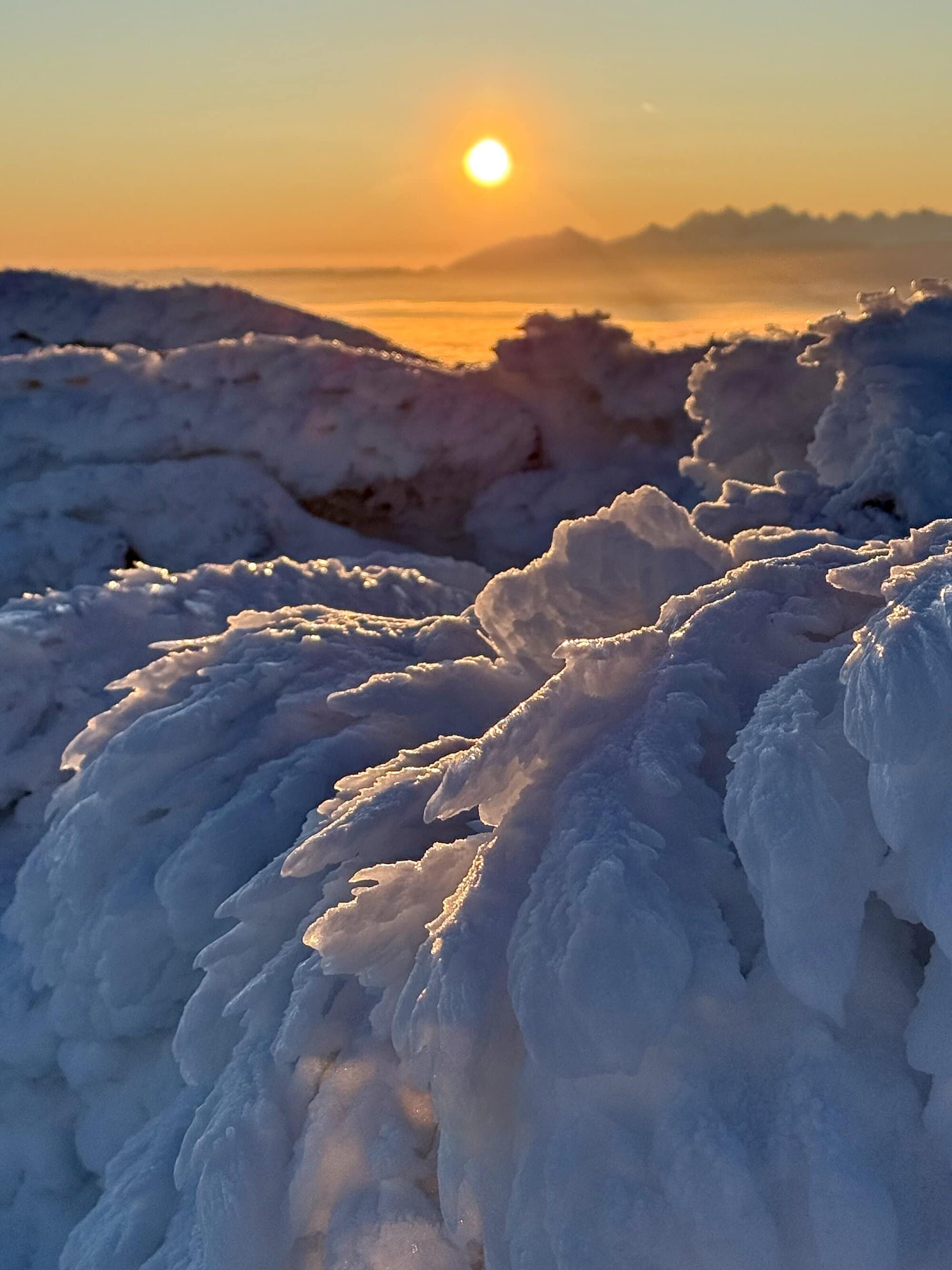 Złoto o 6:00 🔥🌅 Morze chmur wygląda niewinnie, ale to właśnie dla takiego światła Babia Góra wschód słońca zimą przyciąga ludzi jak magnes. Jedno spojrzenie i wiesz, że pobudka była legalna.