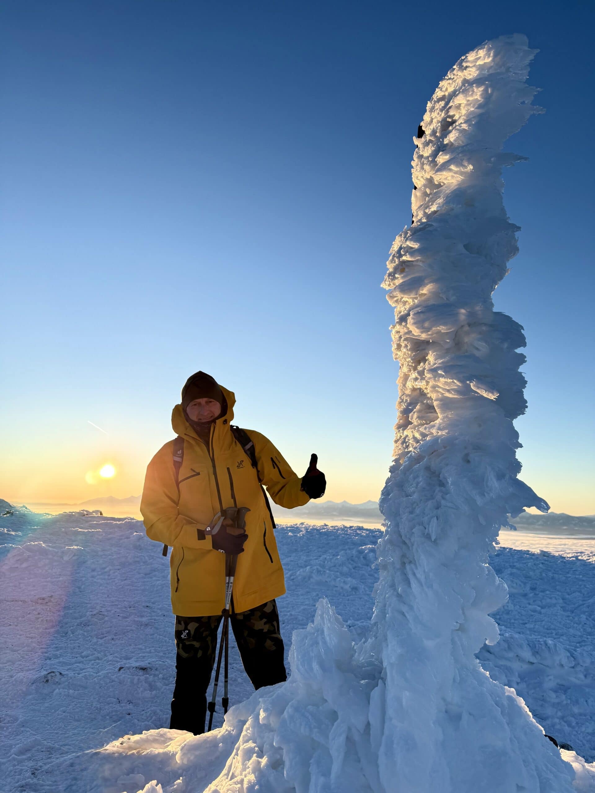 Lodowy boss level 🧊👑 Ten sopel to nie dekoracja. To dowód, że Babia Góra zimą potrafi zamrozić wszystko oprócz ambicji. A jak już wejdziesz na wschód słońca — to stoisz obok niego jak zwycięzca rundy.