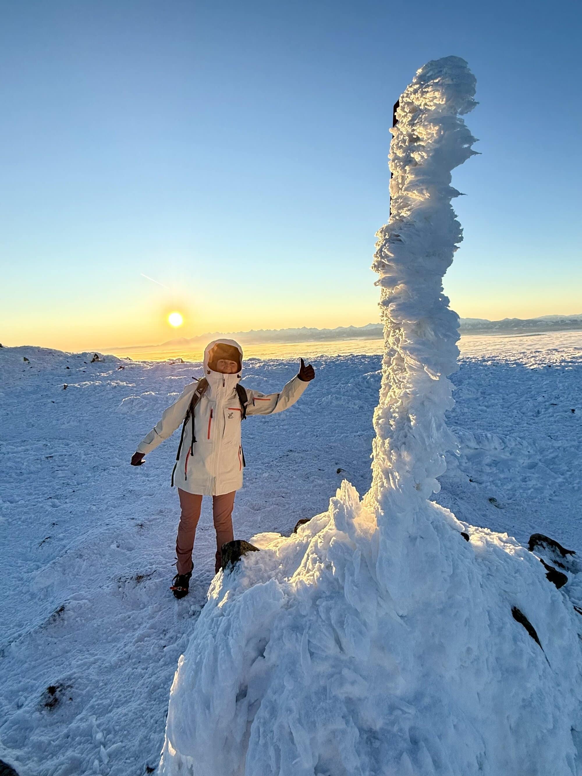 Mróz? Jaki mróz? 😎✨ Kiedy światło zaczyna palić śnieg na złoto, Babia Góra zimą przestaje być chłodna. Zostaje tylko widok i to przyjemne uczucie: tak, zrobiłam to.