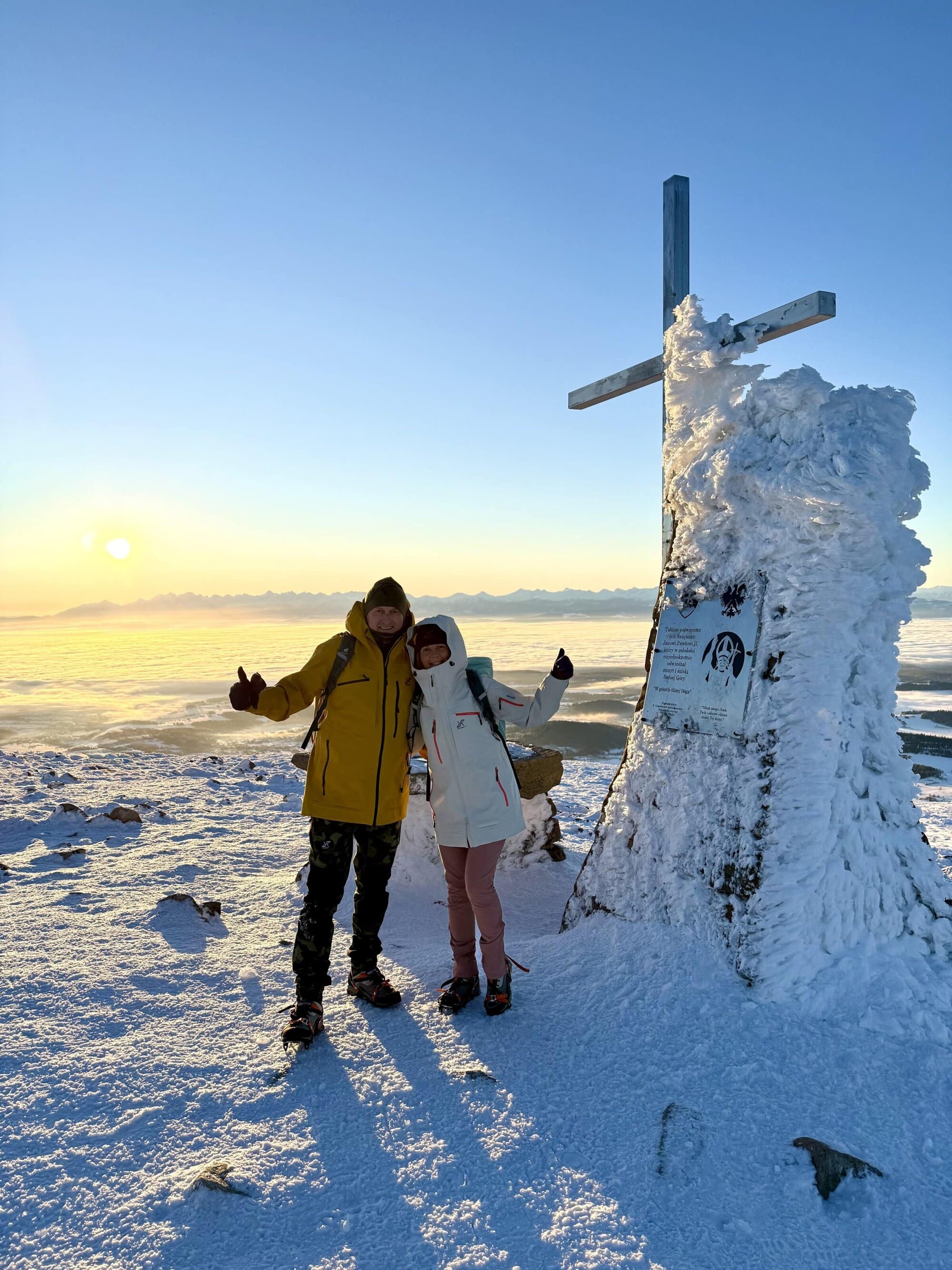 Zdobyte. Kropka. 💥 Krzyż na Diablaku, złote słońce i cień ciągnący się po śniegu. Babia Góra zimą nie rozdaje takich momentów każdemu. Tu się wchodzi po swoje.