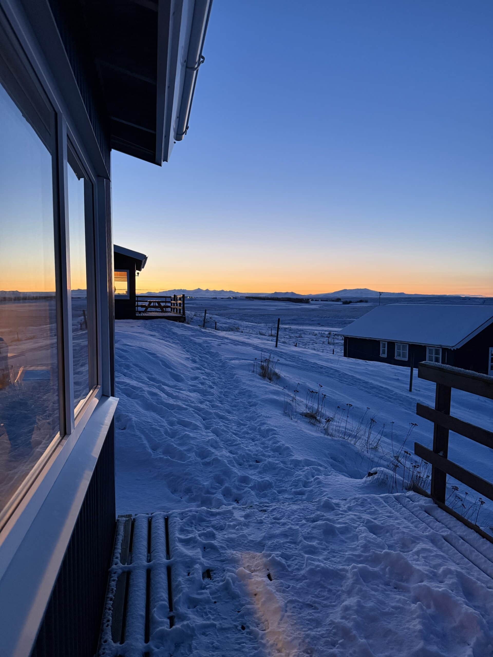 To był jeden z tych momentów, które totalnie nas zaskoczyły. Bo Islandia zimą w głowie wygląda jak lodówka, a w rzeczywistości wchodzisz do środka i masz ciepło jak w środku sezonu grzewczego w Polsce — tylko bez skręcania kaloryferów 😄

I to nie jest przypadek, tylko efekt energii geotermalnej, z której korzysta większość domów. Dzięki temu ogrzewanie działa non stop i nikt się tam nie zastanawia, czy „już za dużo”, tylko po prostu jest ciepło.

Aż tak, że momentami serio trzeba było otwierać okno.