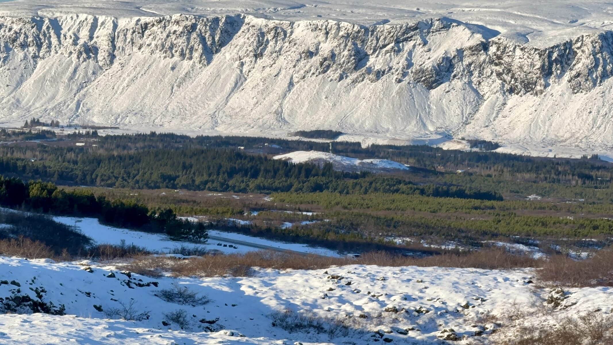 Dwa światy obok siebie 🌍 Kilka kroków dalej krajobraz zmienia się totalnie — z lodowej pustki w coś bardziej „żywego”. Islandia nie jest jednolita. Ona się przełącza, jakby ktoś zmieniał scenografię.