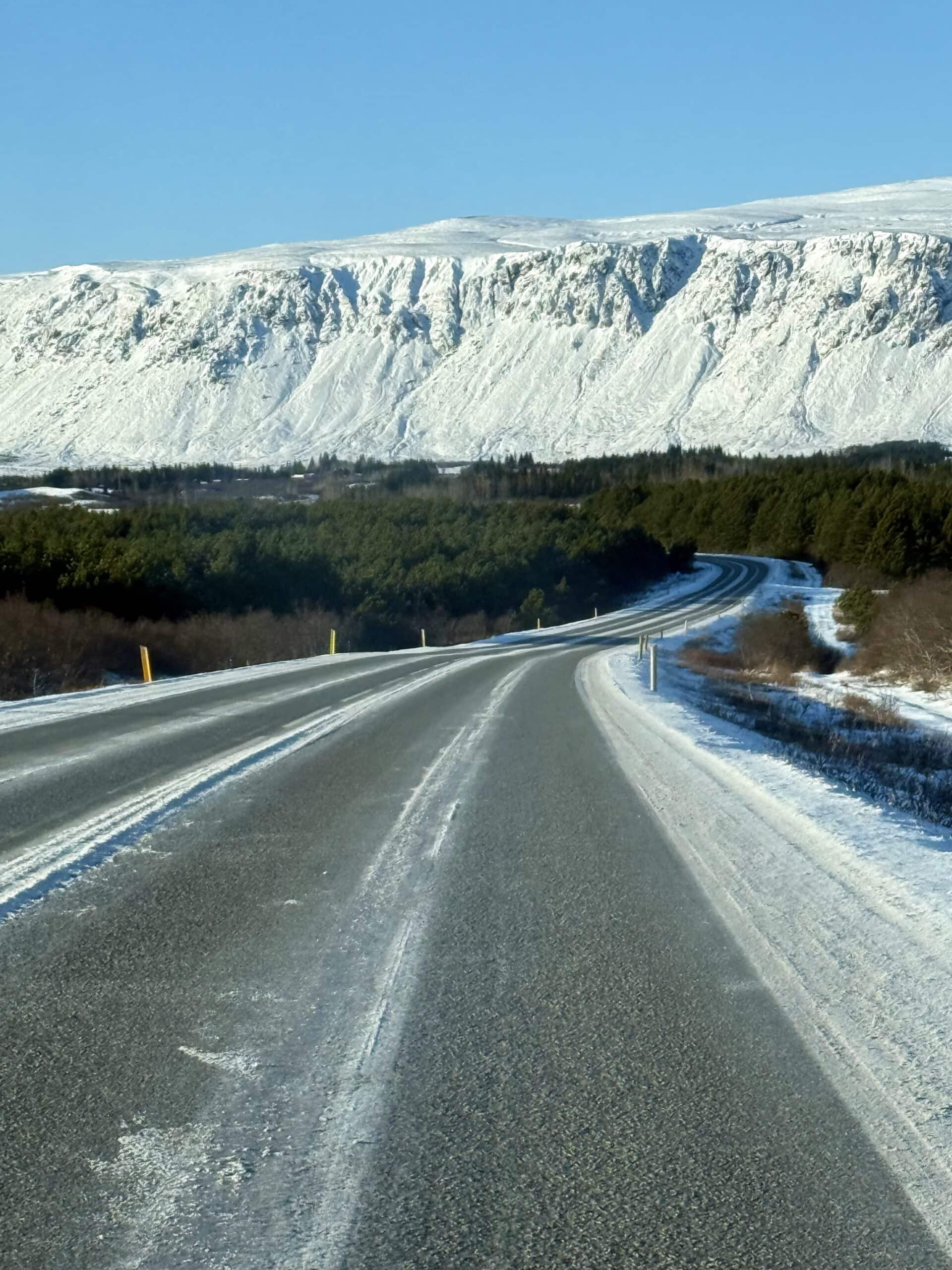 Tu się kończy mapa 🌍 Patrzysz i masz wrażenie, że dalej już nic nie ma. Żadnych domów, żadnych znaków życia — tylko śnieg, góry i przestrzeń, która robi coś dziwnego z głową. Trochę spokoju, trochę respektu.