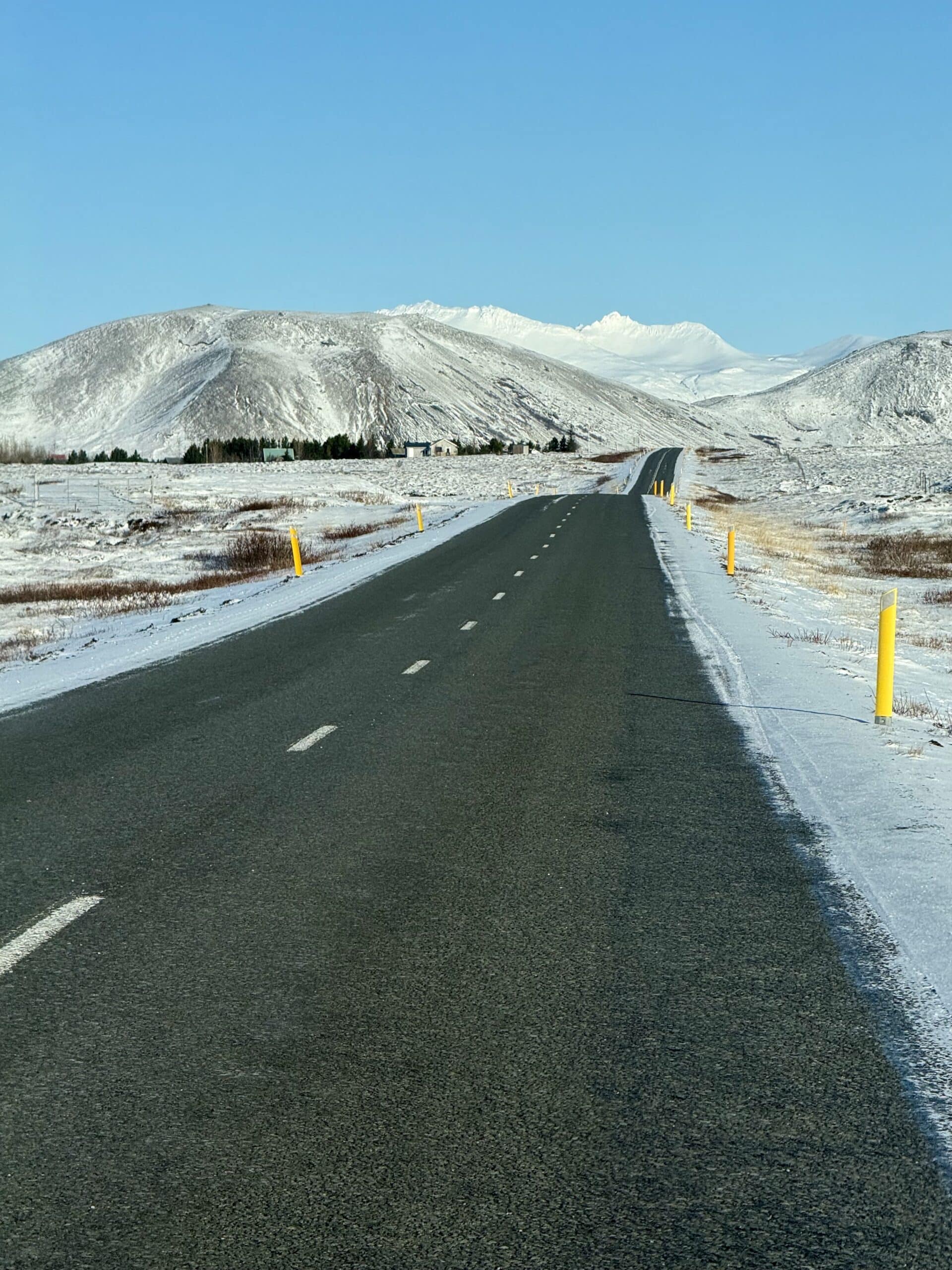 Tu się jedzie… albo myśli 😏 Na mapie wygląda jak zwykła droga. W rzeczywistości jedziesz przez pustkę, która robi w głowie więcej niż niejeden punkt widokowy. Zero ruchu, zero hałasu, tylko Ty i przestrzeń, która trochę onieśmiela.
