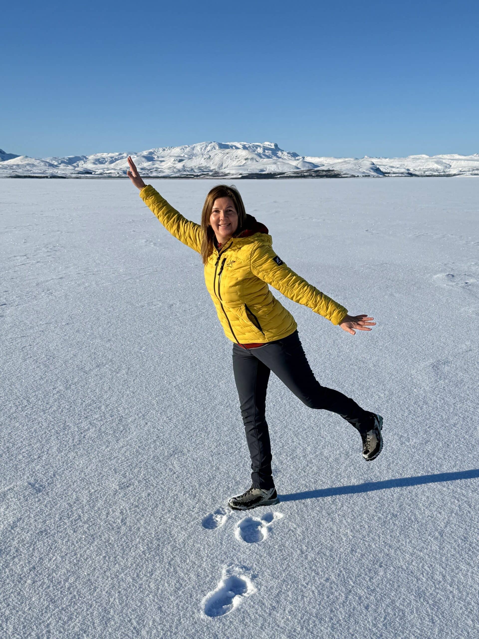 Sprawdzam, czy trzyma 😅 Zamarznięte jezioro wygląda niewinnie… dopóki nie postawisz pierwszego kroku. Ten moment, kiedy słyszysz delikatne „chrup” pod butem i nagle ciało robi się czujniejsze niż kiedykolwiek. A potem przychodzi luz… i zaczyna się zabawa.