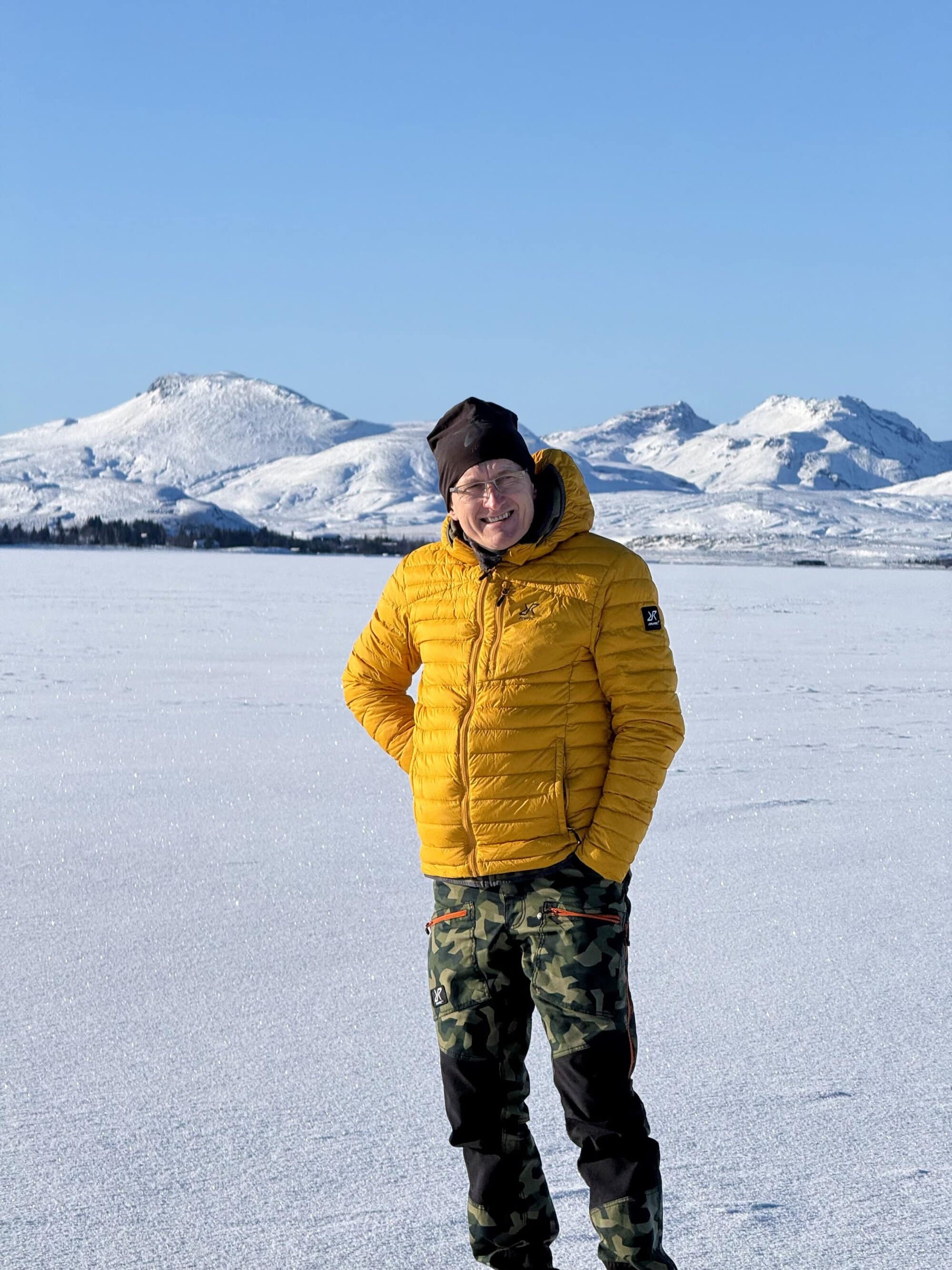 No dobra… to gdzie jest brzeg? 😄 Stoisz na środku jeziora i masz wrażenie, że to nie ma końca. Brak punktu odniesienia robi coś dziwnego z głową — niby nic, a jednak czujesz respekt. I to jest właśnie ten klimat Islandii.