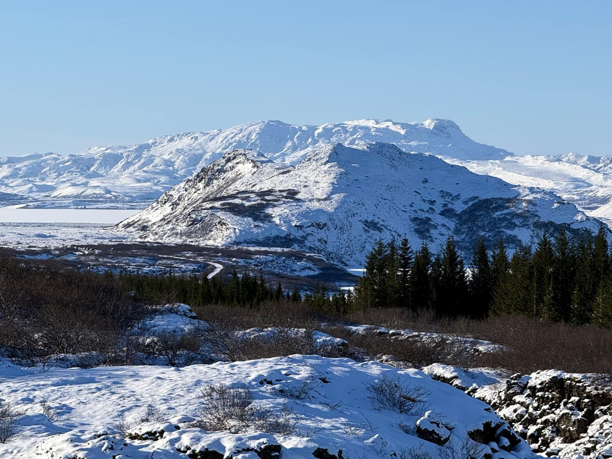 Cisza robi robotę 🤍 Tu nie dzieje się nic — i właśnie dlatego dzieje się wszystko. Zero ludzi, zero dźwięków, tylko przestrzeń i światło odbijające się od śniegu. To jeden z tych momentów, kiedy nie robisz zdjęć dla Instagrama, tylko dla siebie.