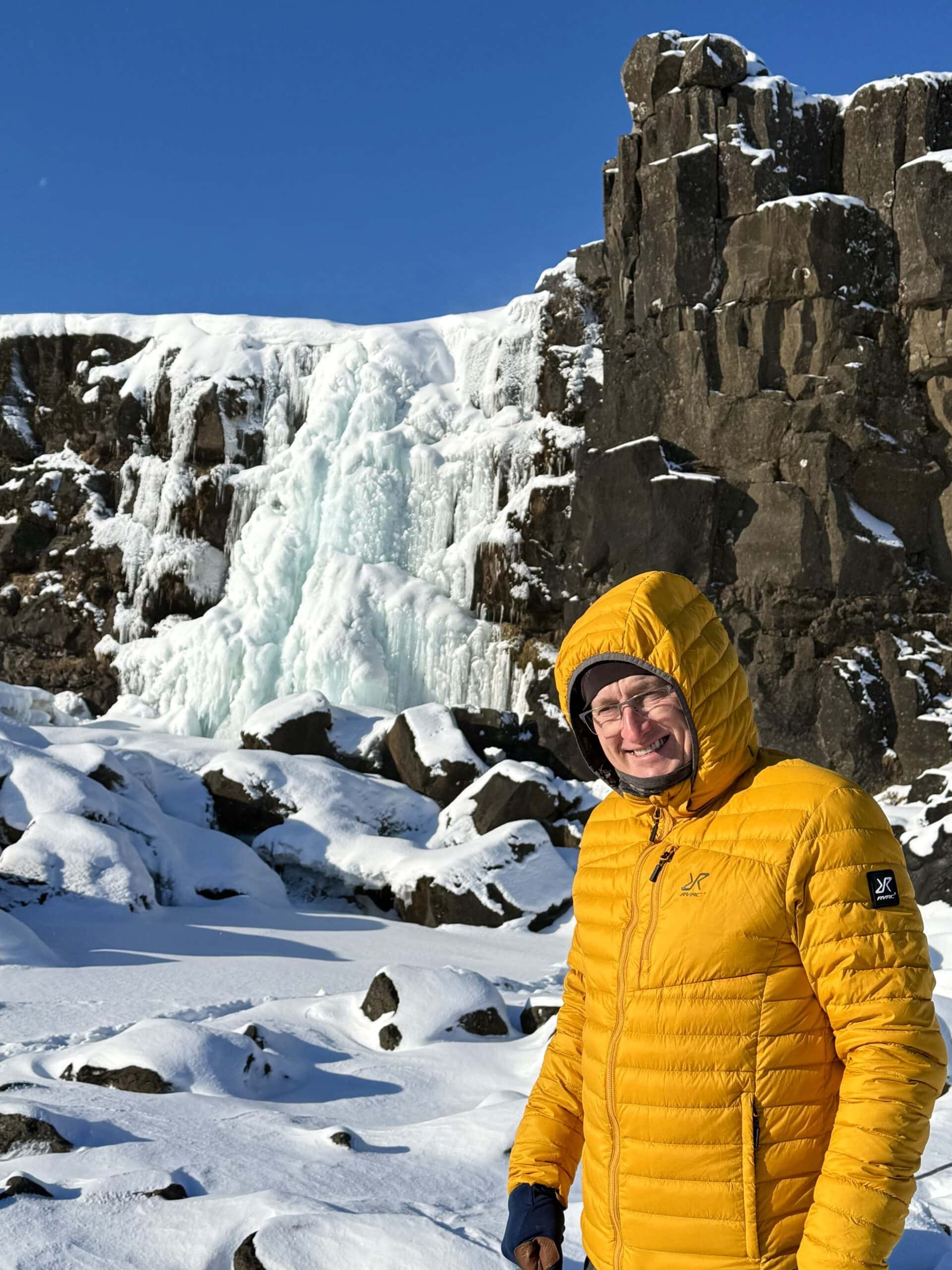 Między dwoma światami 😏 Stoisz między Europą a Ameryką i niby nic się nie dzieje — ale świadomość tego robi robotę. To nie jest spektakl, to jest coś, co dociera dopiero po chwili.