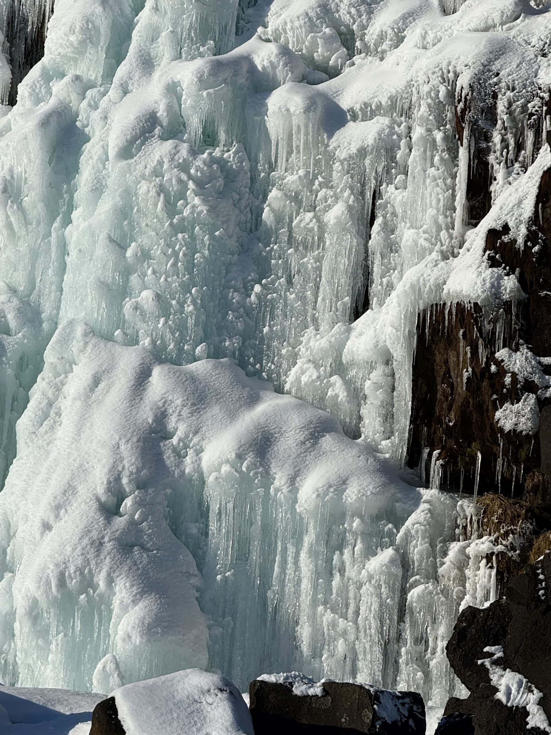 To nie jest zwykły lód 🧊 Te formacje wyglądają jak coś wyrzeźbionego ręcznie, ale to efekt wody, mrozu i czasu. Islandia robi rzeczy powoli — ale robi je tak, że nie da się przejść obok obojętnie.