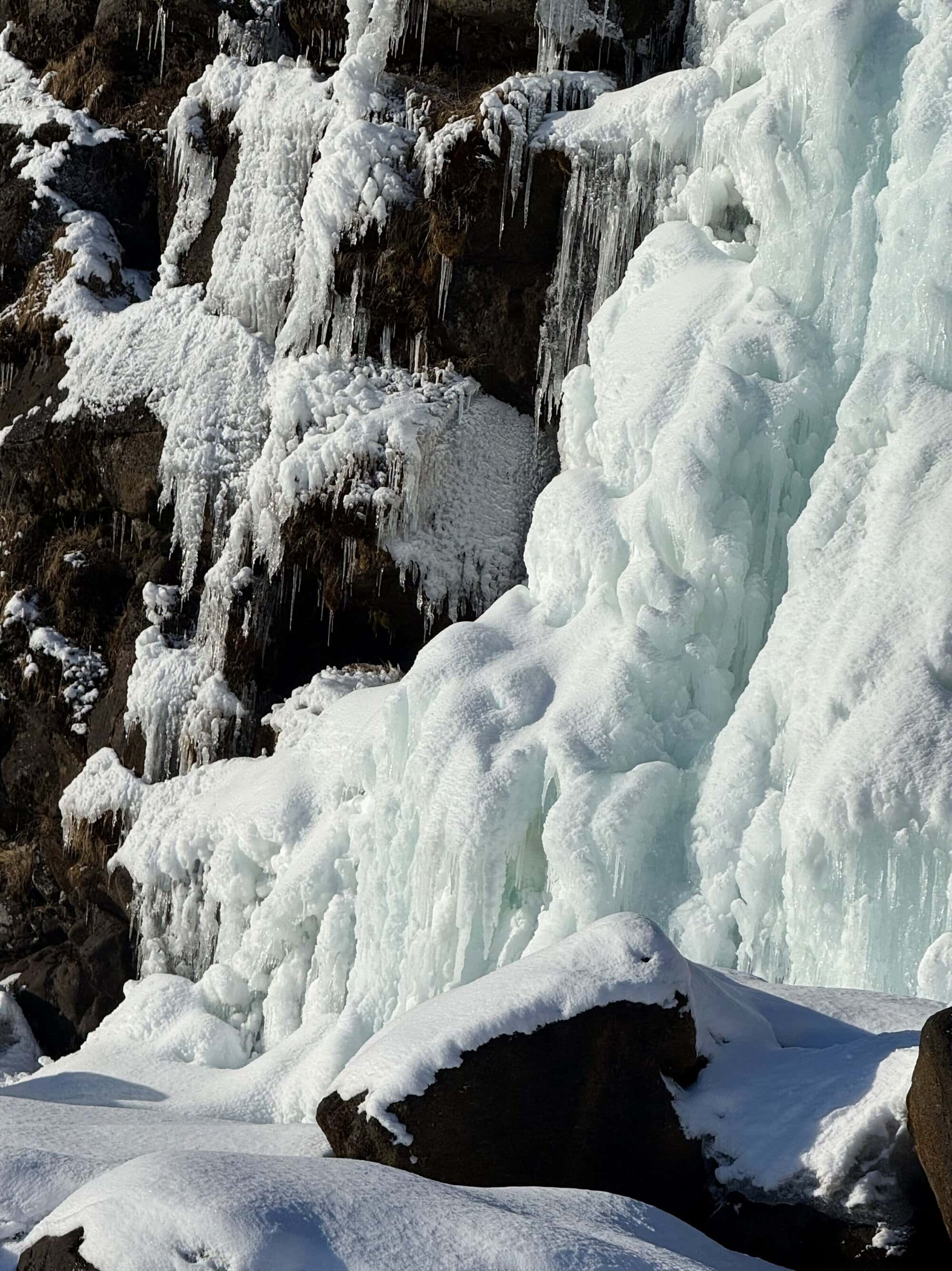 Natura się tu nie spieszy 🧊 Każda warstwa lodu to zapis kolejnych dni i temperatur. Nic nie dzieje się tu szybko, ale efekt końcowy pokazuje, że cierpliwość natury bije wszystko inne na głowę.
