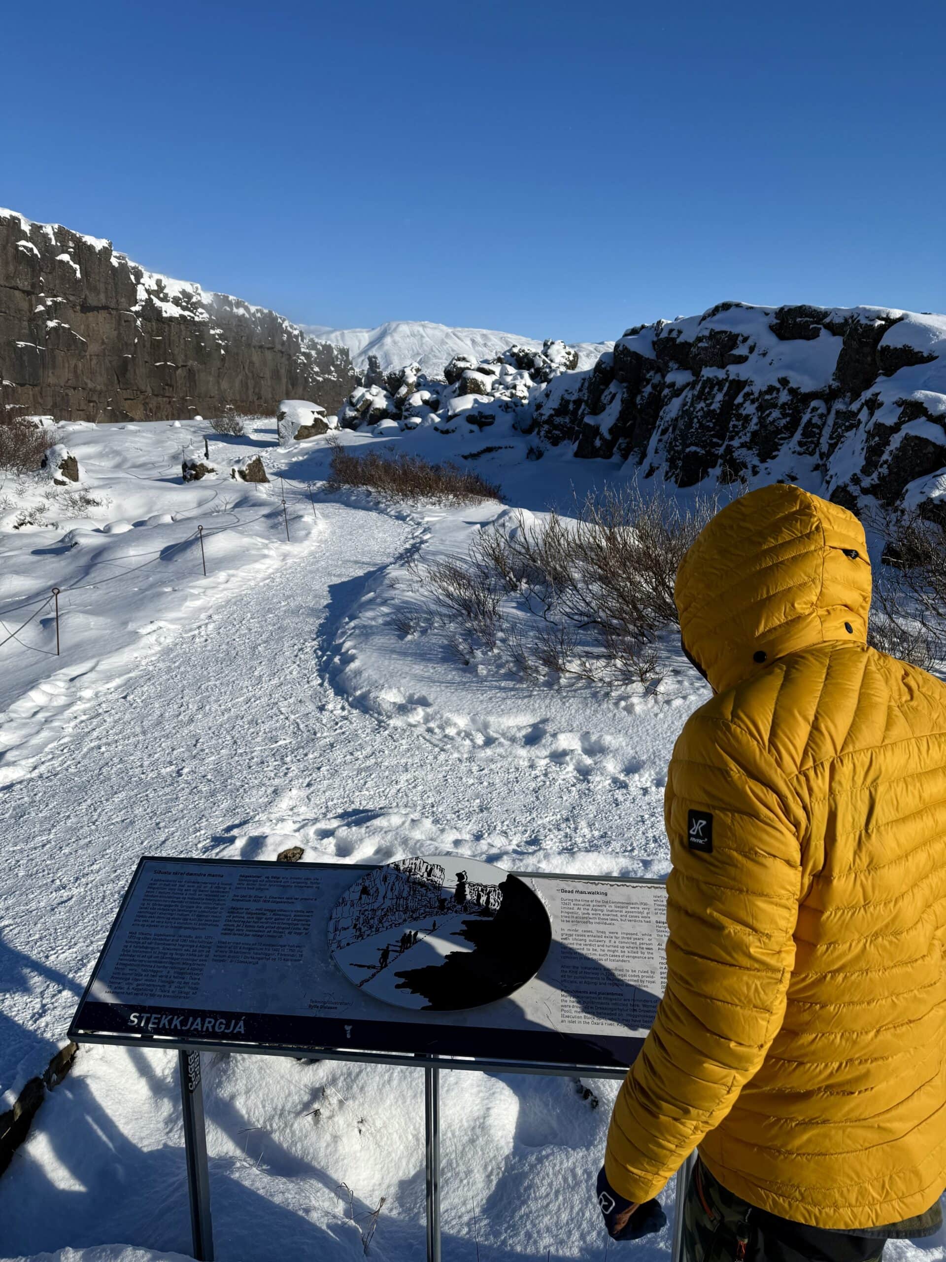 Tu się zaczyna coś większego 🌍 Stoisz przy tablicy i czytasz, że jesteś dokładnie tam, gdzie rozchodzą się płyty tektoniczne. Niby informacja jak z podręcznika, ale kiedy patrzysz przed siebie, nagle to przestaje być teoria. To miejsce naprawdę „pracuje”.