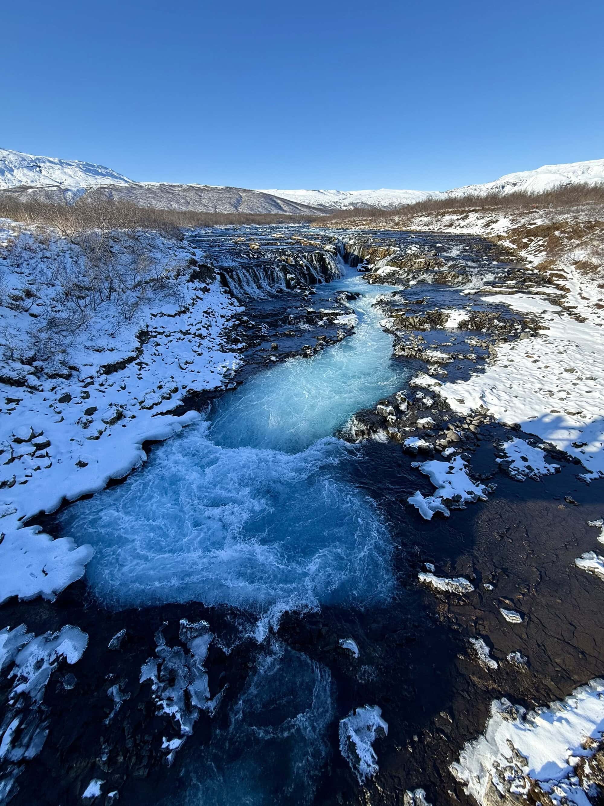 Serio to ma taki kolor? 💙 Ten turkus wygląda jak podkręcony w aplikacji, a to po prostu natura robi swoje. Pył lodowcowy odbija światło w taki sposób, że woda wygląda niemal nierealnie — i właśnie dlatego nie możesz oderwać wzroku.