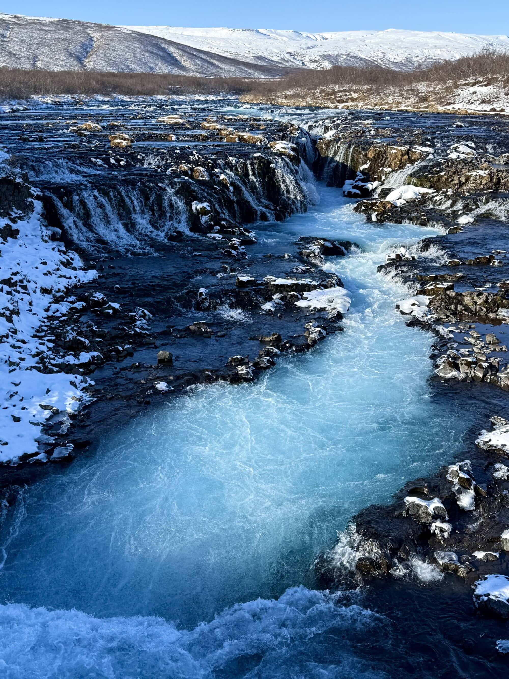 Małe… ale konkretne 💥 Brúarfoss nie jest największy ani najbardziej znany, ale nadrabia charakterem. Woda wciska się między skały i tworzy układ, który wygląda bardziej jak grafika niż rzeczywistość.