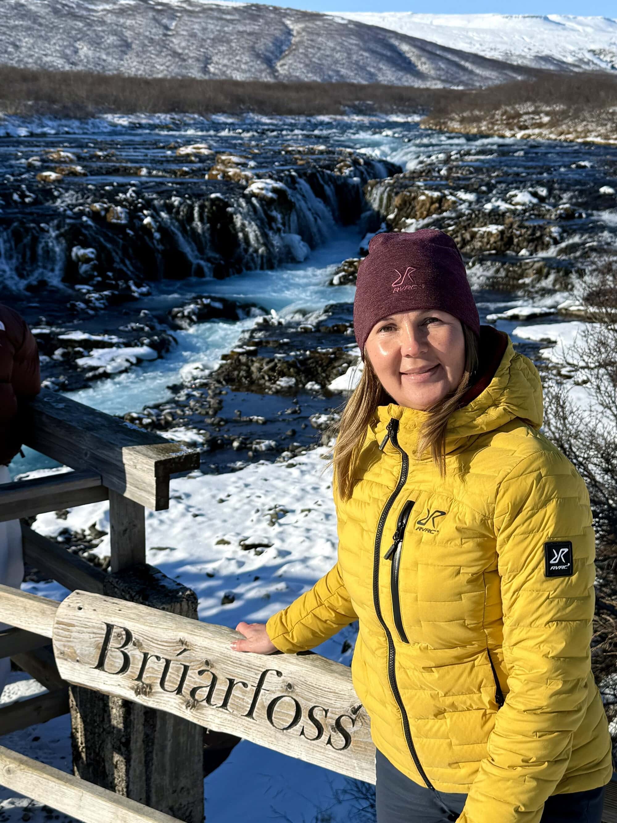 To jest dokładnie ten moment, który najlepiej pokazuje, jak działa Islandia.

Podjeżdżasz, płacisz za parking i po kilku krokach stoisz w miejscu, które wygląda jak z filmu — wodospad, śnieg, przestrzeń i cisza, która robi większe wrażenie niż jakiekolwiek „atrakcje”.

I wtedy zaczynasz rozumieć, że te kilkanaście czy kilkadziesiąt złotych to nie jest opłata za parking, tylko w praktyce jedyny „bilet wstępu” do takich widoków.