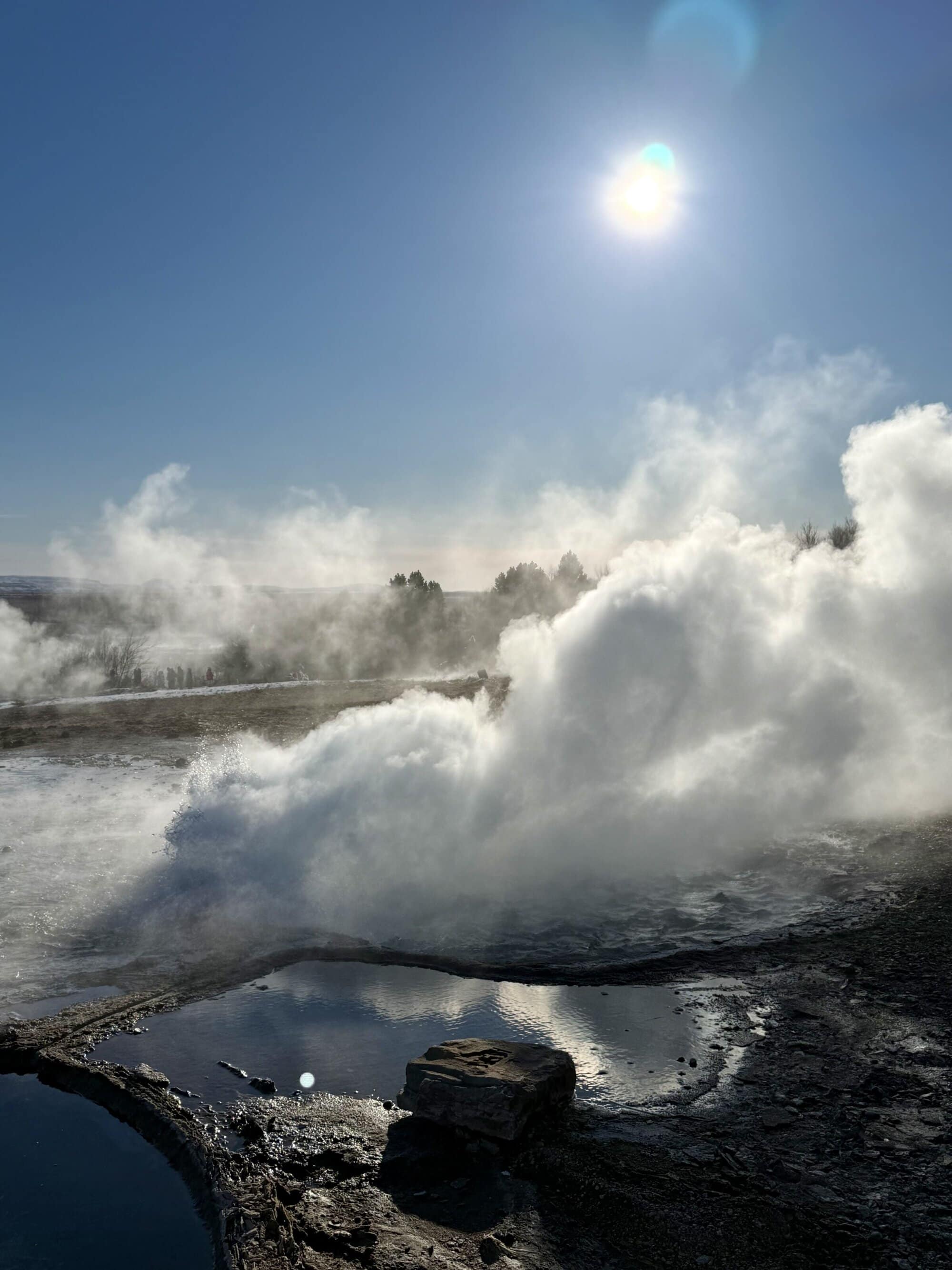 Pachnie… Islandią 🤍 Siarka w powietrzu, wilgoć na twarzy i słońce przebijające się przez parę — dziwne połączenie, ale dokładnie takie, które zapamiętujesz najbardziej.