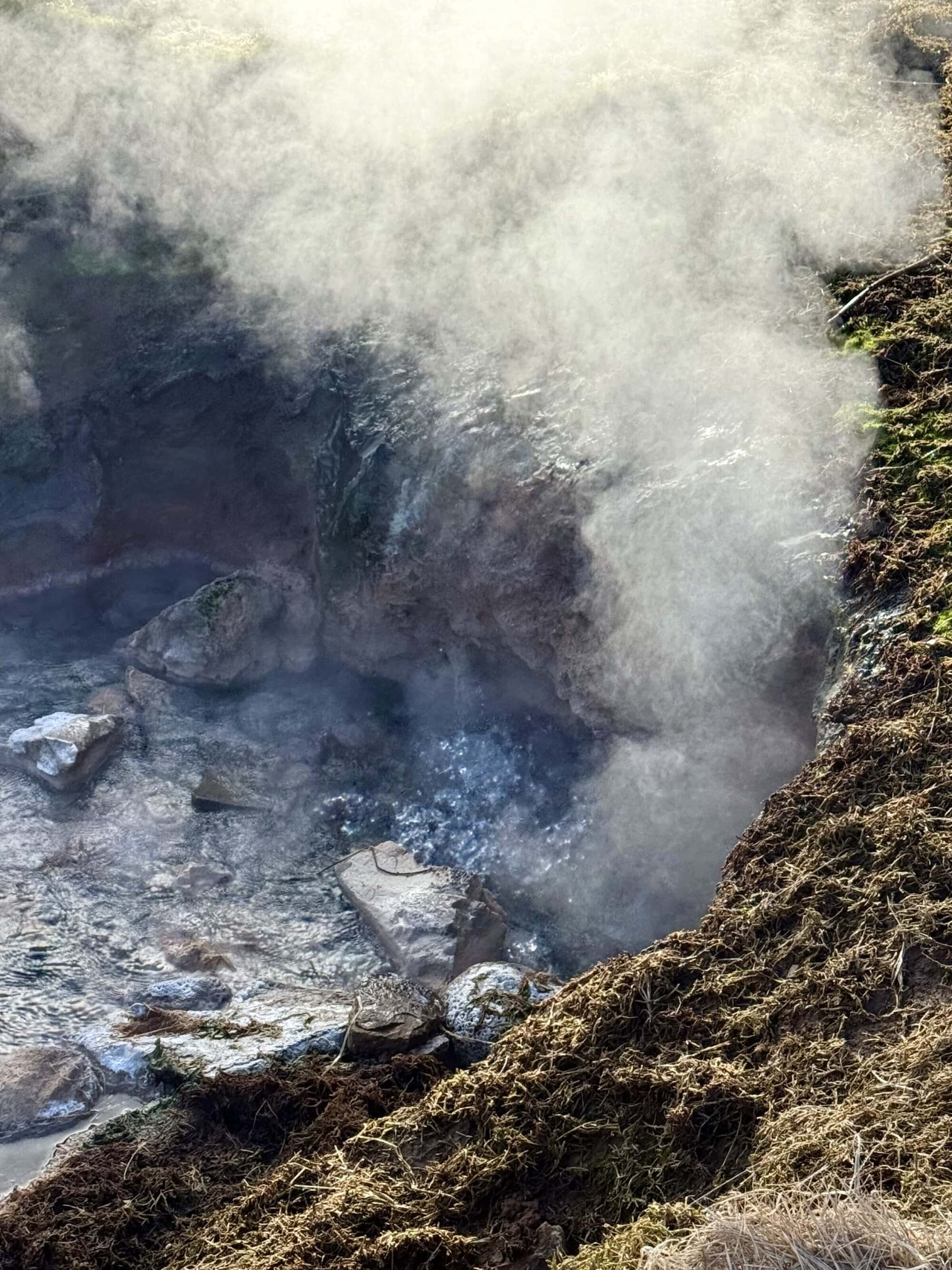 Tu się zaczyna akcja 🌋 To właśnie z takich niepozornych miejsc wybucha cała energia. Patrzysz w dół i wiesz, że za chwilę ta spokojna tafla zamieni się w eksplozję.