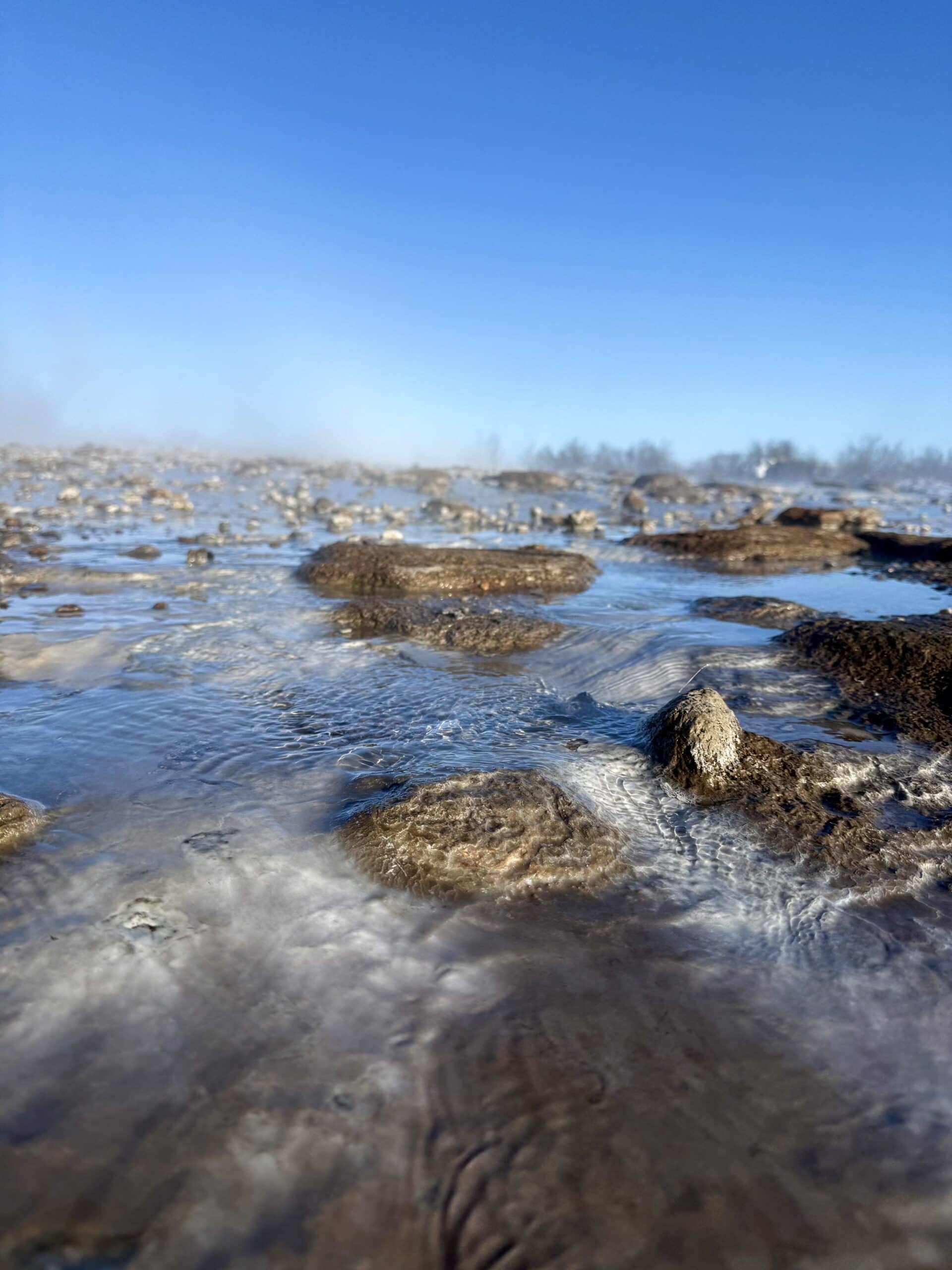 Ziemia tu oddycha 🌫️ Para unosi się dosłownie wszędzie, a pod stopami masz gorącą energię zamkniętą tuż pod powierzchnią. To nie jest krajobraz — to żywy organizm.