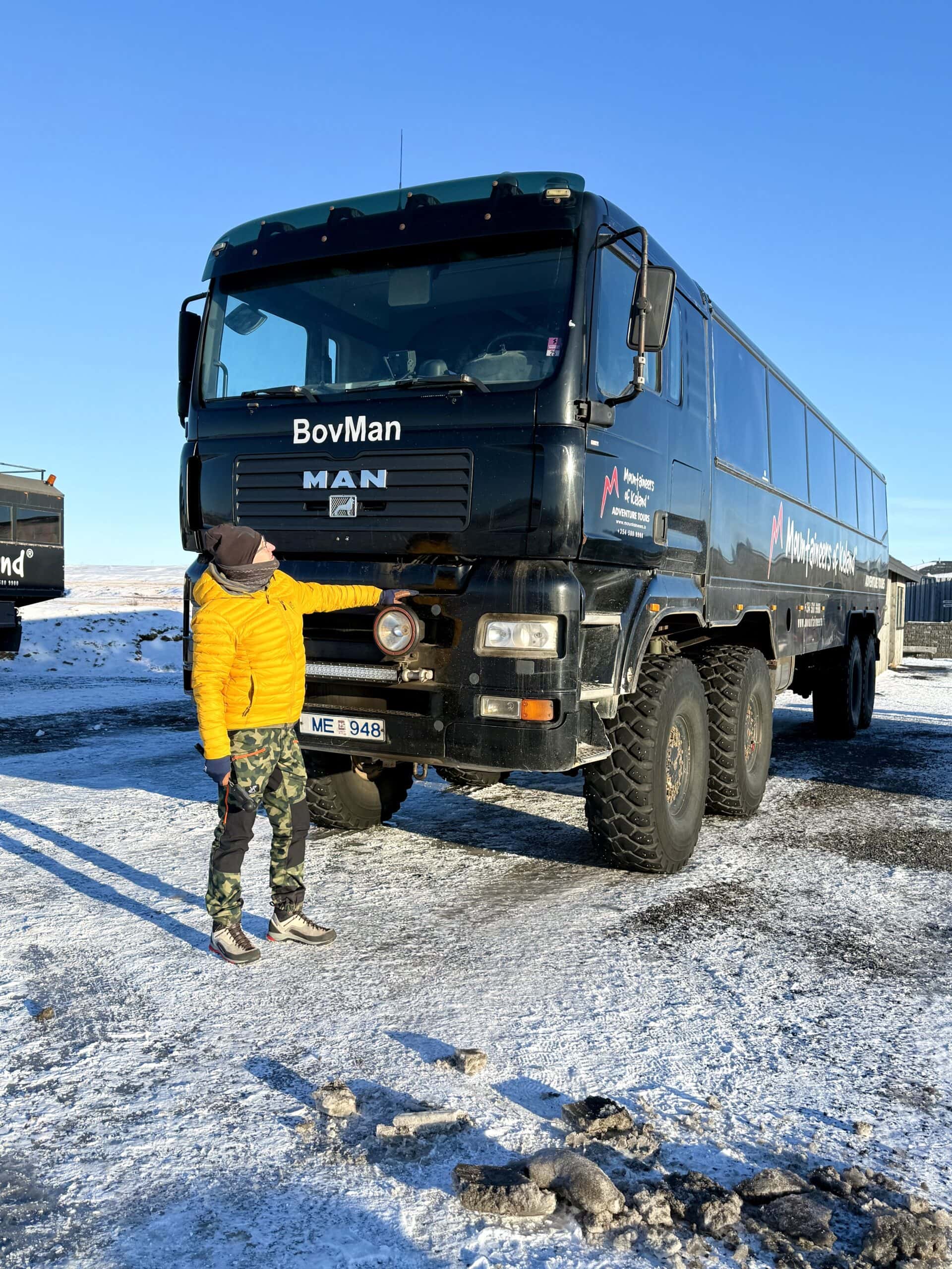 Inna liga 🚛 Te ogromne maszyny to nie fanaberia — to jedyny sposób, żeby dostać się w miejsca, gdzie normalne auto kończy swoją historię. Islandia szybko pokazuje, że skala tutaj działa inaczej.