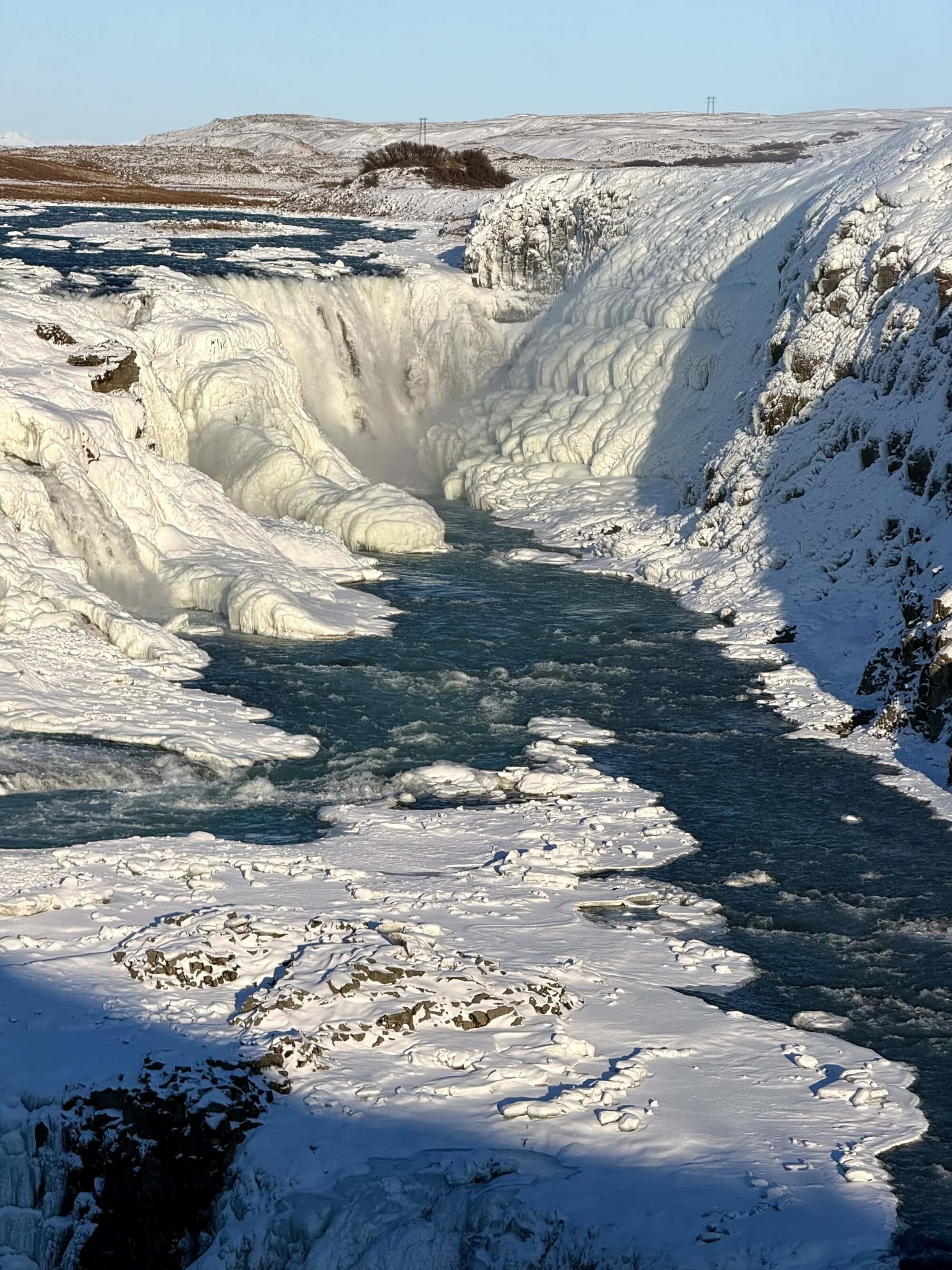 Tu zaczyna się respekt ❄️ Gullfoss nie robi „wow” jak gejzer — on robi coś cięższego. Stoisz i czujesz, jak ta masa wody dosłownie ciągnie w dół, a wiatr niesie lodową mgłę prosto w twarz.