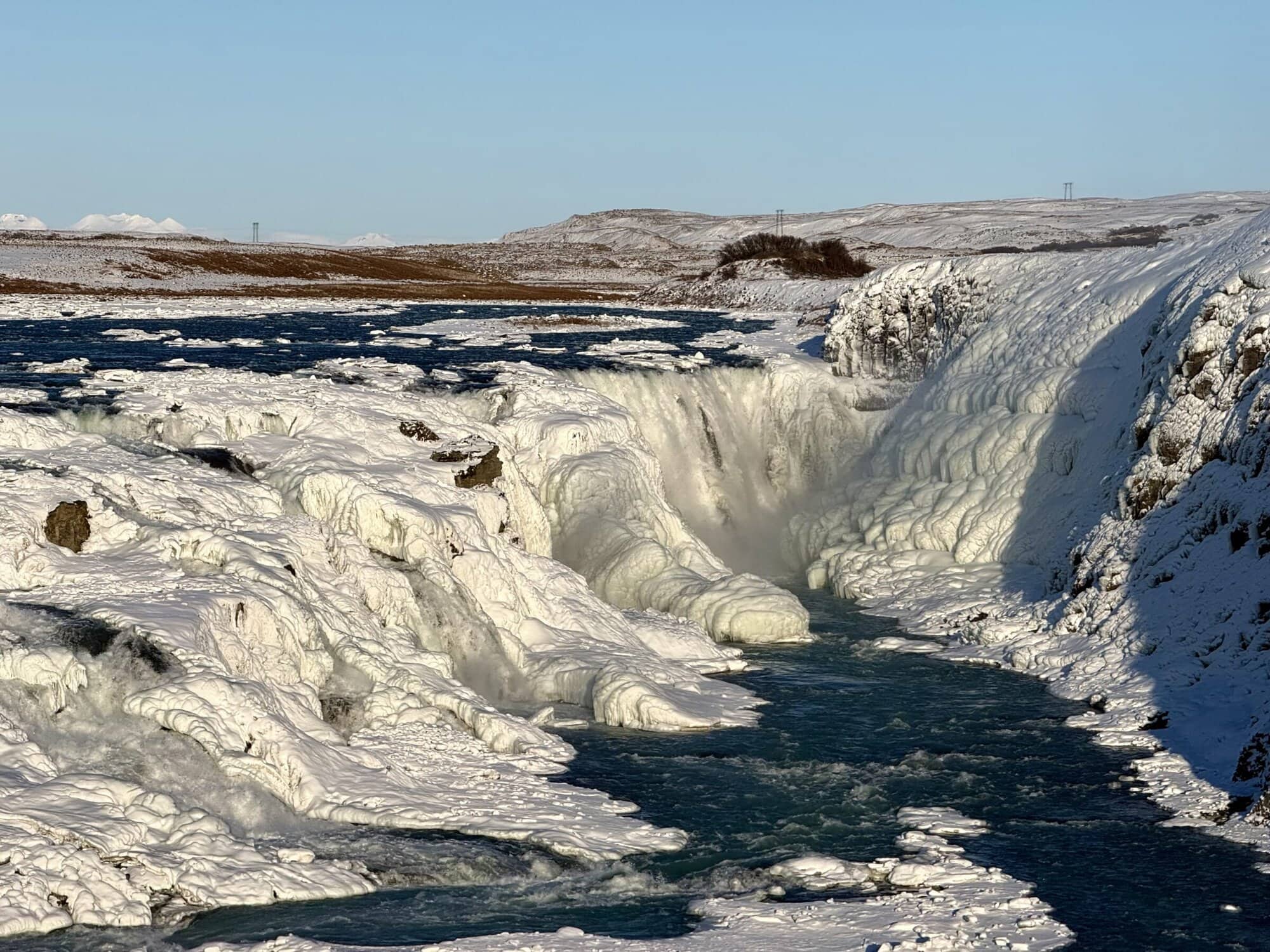 I ciągle to samo… i ciągle wow 😍 Możesz patrzeć kilka minut i dalej masz to samo wrażenie — że to się nie kończy. Woda płynie, spada i robi dokładnie to, co chce.