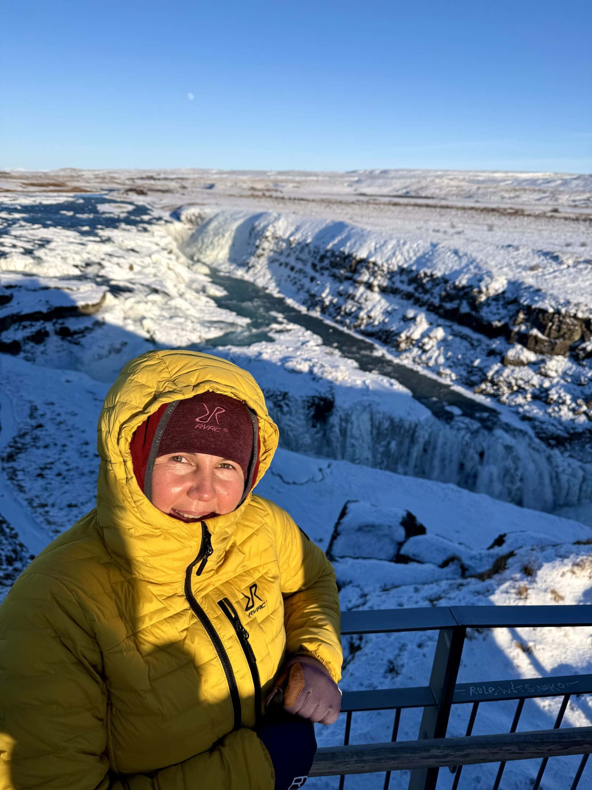 Mały człowiek, duża natura 😏 I nagle widzisz skalę. Te wielkie auta na lodowiec, ludzie przy barierkach — wszystko wygląda jak miniatura przy tym, co robi Gullfoss.