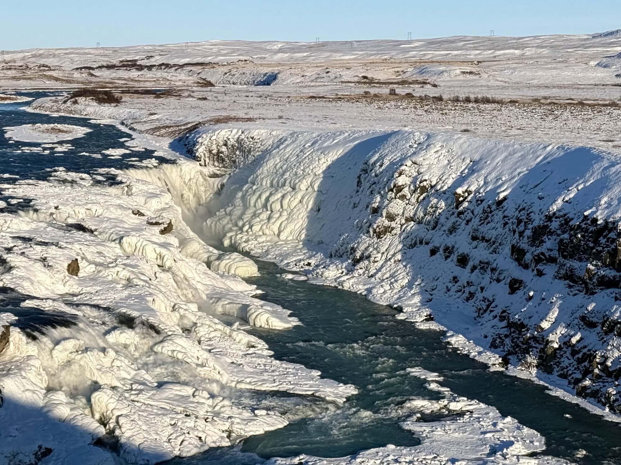 To nie jest delikatne 😬 Woda wpada w kanion z taką siłą, że nie ma tu miejsca na „ładne widoczki”. To czysta energia — surowa, zimna i trochę przytłaczająca.