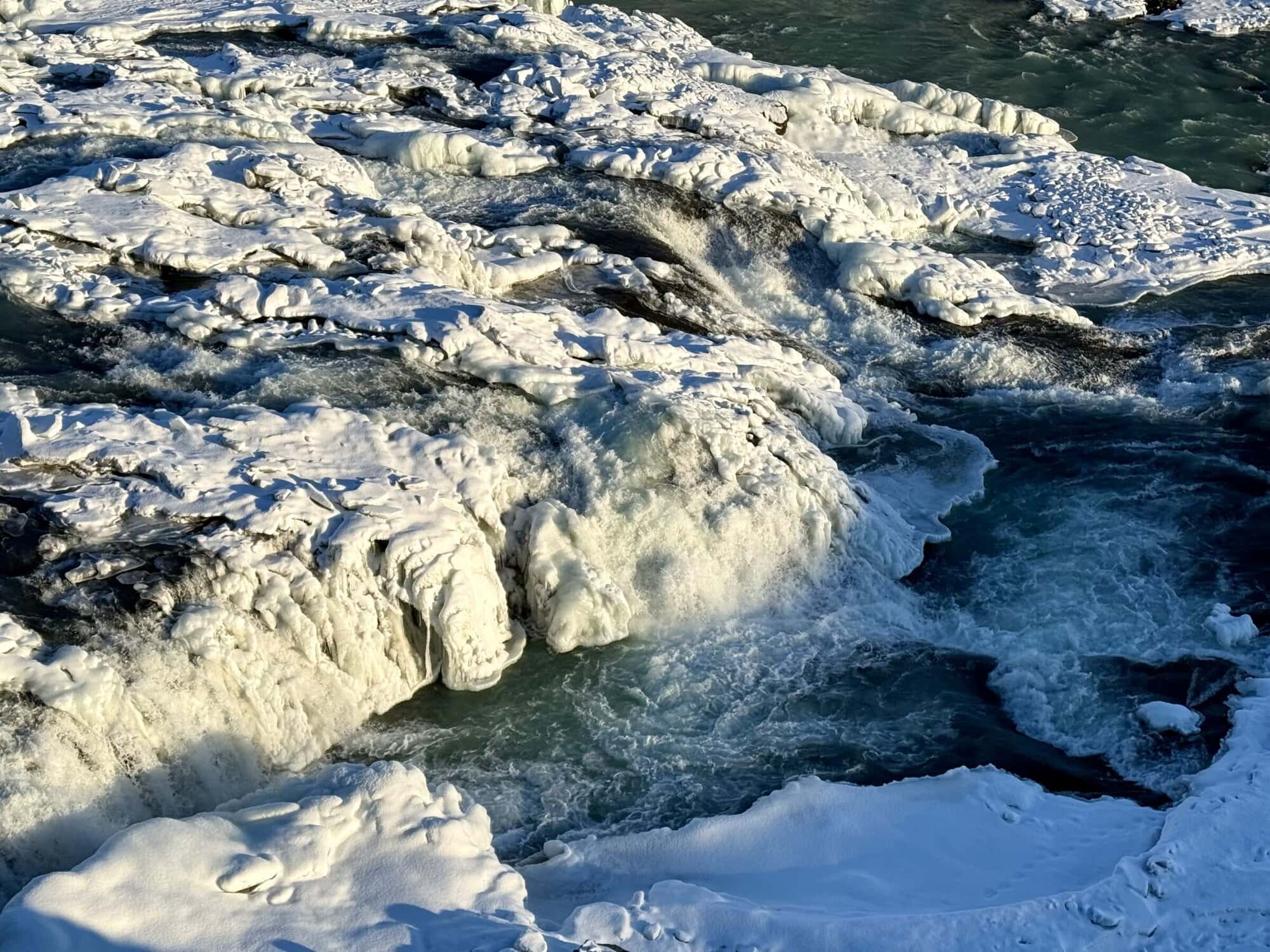 Mróz tu wygrywa 🧊 Lód oblepia wszystko dookoła, ale pod nim nadal płynie ogromna ilość wody. Ten kontrast robi robotę — z jednej strony zamarznięte formy, z drugiej nieustanny ruch.