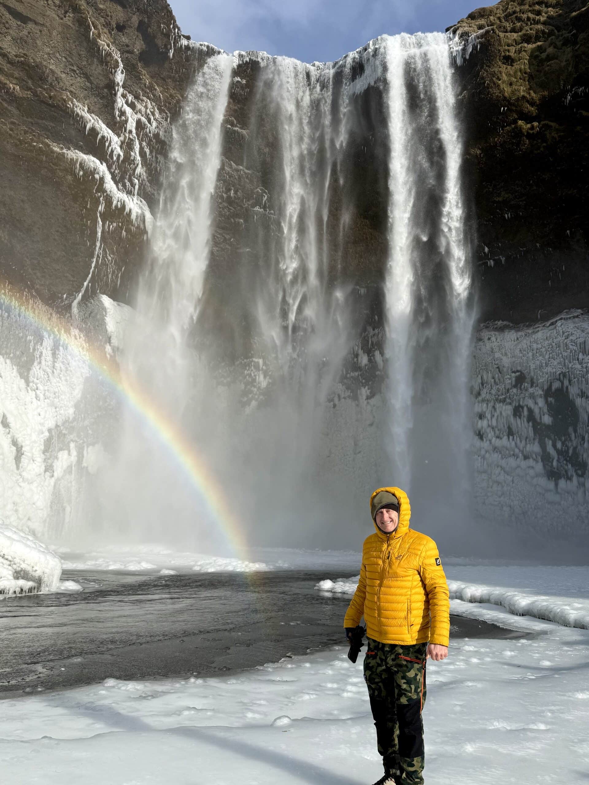 To jest dokładnie ten moment, kiedy przestajesz myśleć o kosztach i po prostu patrzysz. Bo jedziesz, liczysz kilometry, pilnujesz paliwa… a potem zatrzymujesz się przy wodospadzie i nagle wszystko przestaje mieć znaczenie 😄

I serio — Islandia działa trochę tak, że każda złotówka wydana na paliwo zamienia się w kolejne „wow” za szybą. Raz lodowiec, raz czarna plaża, raz taki wodospad z tęczą, który wygląda jak wygenerowany przez AI, tylko że jest prawdziwy.

I wtedy łapiesz się na tym, że to nie jest zwykła trasa — tylko ciągłe „co tu się właśnie dzieje” 🚗🌈