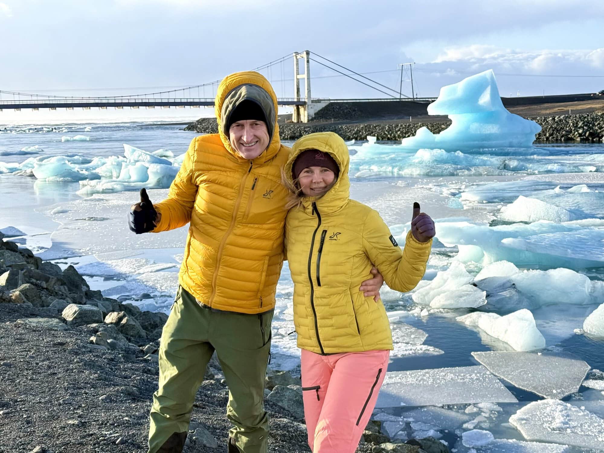 Stojąc tam, pośrodku lodowej laguny, naprawdę mieliśmy w głowie jedno pytanie — czy Islandia zimą faktycznie musi kosztować fortunę?

Bo z jednej strony to kierunek, który straszy cenami, a z drugiej… wystarczy chwila w takim miejscu, żeby przestać myśleć o liczbach i zacząć chłonąć wszystko dookoła.

I właśnie wtedy pojawia się ta myśl, od której zaczyna się cały ten wpis.