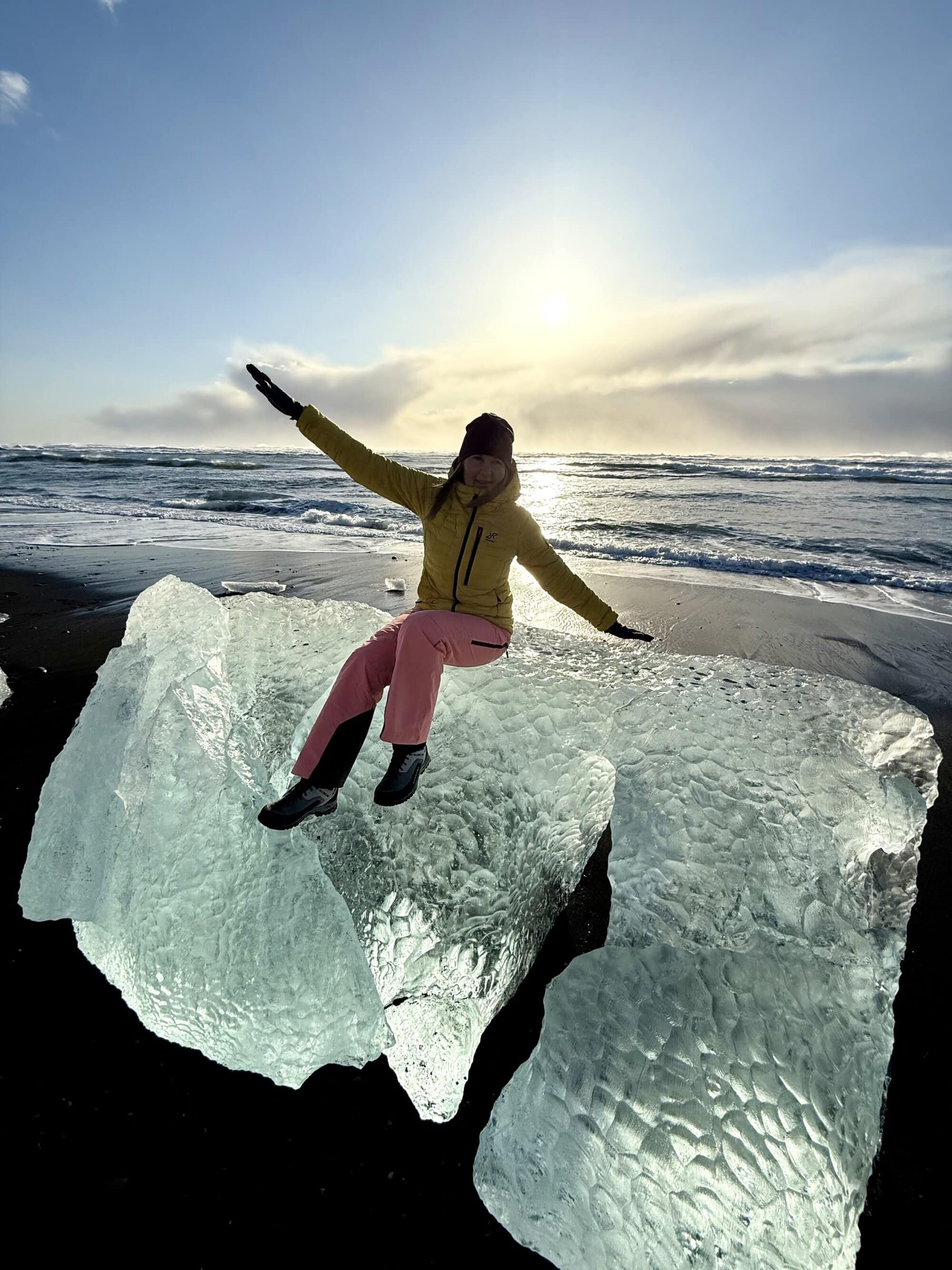 To jest dokładnie ten moment, w którym zaczynasz rozumieć, jak działa Islandia. Formalnie płacisz za parking, ale w praktyce to jest Twój „bilet wstępu” do miejsc, które wyglądają jak z innej planety 😄

I serio — to działa banalnie prosto. Podjeżdżasz, odpalasz aplikację Parka, płacisz i po kilku minutach siedzisz sobie na kawałku lodu gdzieś na czarnej plaży, zastanawiając się, czy to jeszcze Europa, czy już jakaś inna galaktyka 🧊

Co ciekawe, mimo że w wielu miejscach są budki z parkomatami, to często ustawiają się tam kolejki, więc apka ratuje temat i oszczędza sporo czasu. I to jest właśnie ten islandzki klimat — technicznie ogarnięte, a jednocześnie totalnie dzikie.