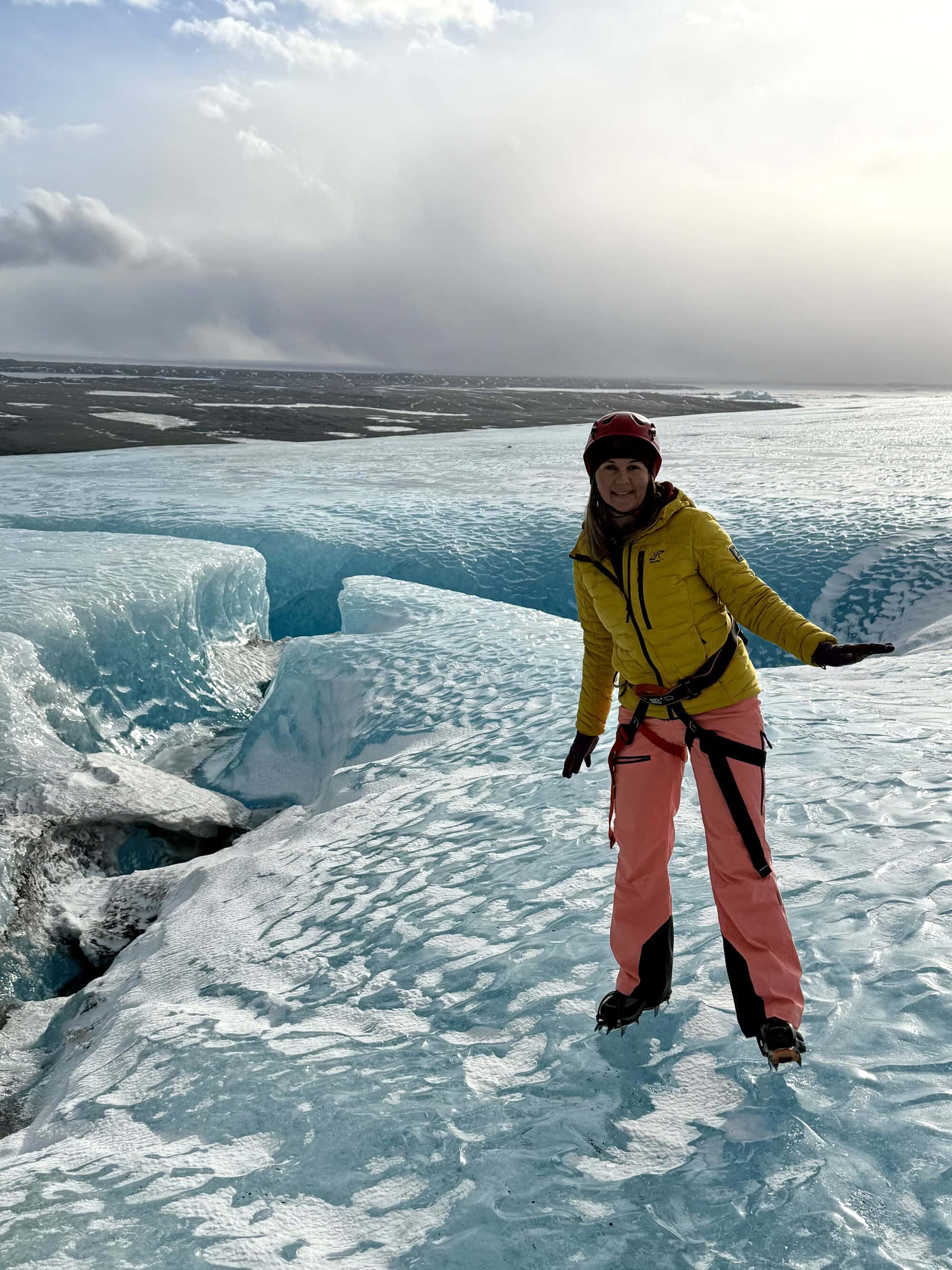 To jest jeden z tych wydatków, który przestaje boleć dokładnie w momencie, kiedy stajesz na lodzie 😄

Lodowiec to nie jest zwykła atrakcja — to doświadczenie. Słyszysz, jak lód pracuje, widzisz szczeliny i nagle dociera, że to wszystko jest żywe i zmienia się cały czas 🧊

My trafiliśmy na Marcina z polskiej firmy Icewalkers i serio — ogromna różnica. Luz, konkret i poczucie, że jesteś w dobrych rękach.

Blue Lagoon to zupełnie inny klimat, ale też robi robotę — gorąca woda, para i zimno wokół. Islandia w wersji „relaks” 😄