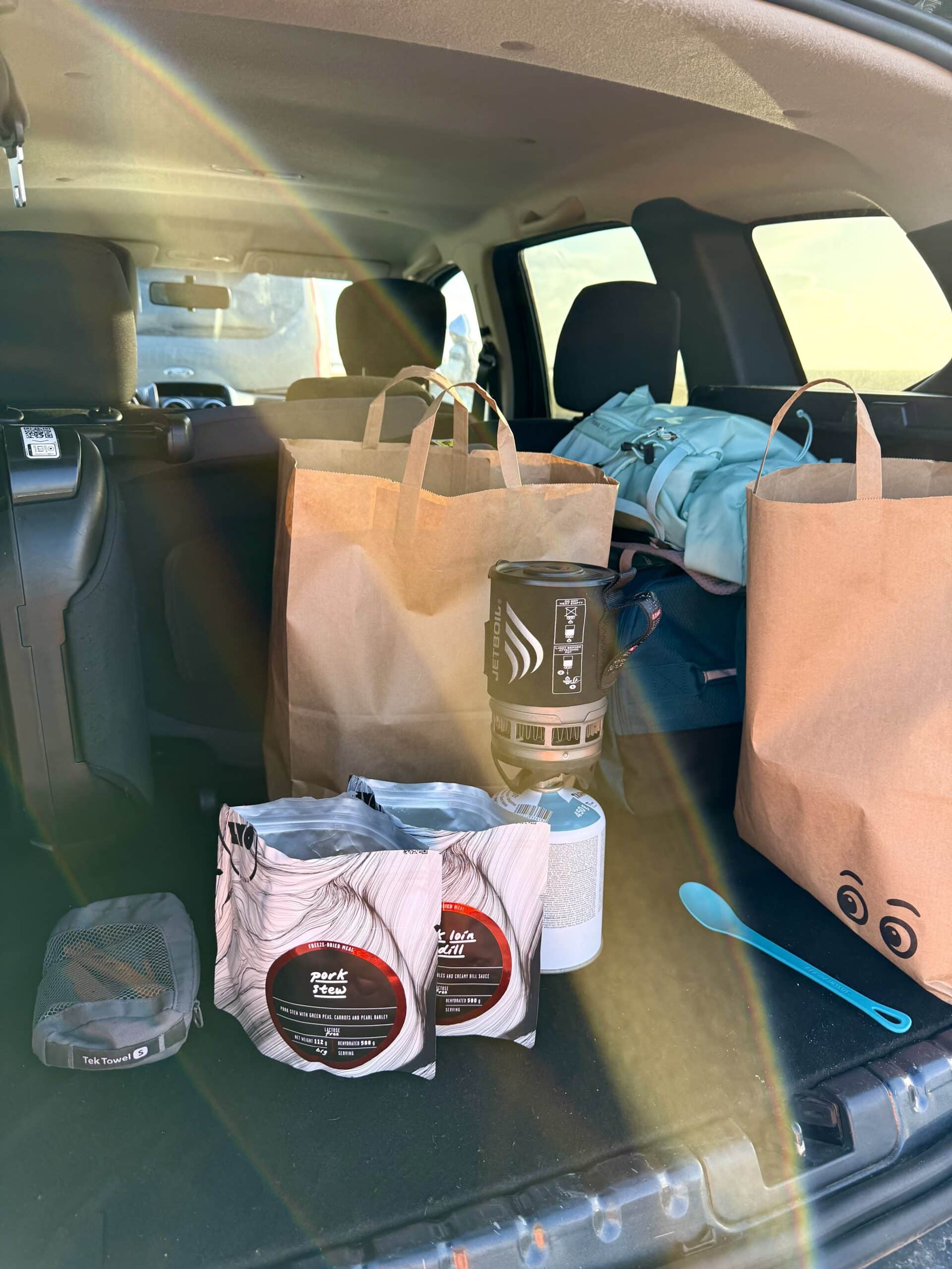 Z zewnątrz wygląda to jak totalna improwizacja. Torby, termosy, bałagan w bagażniku i wiatr, który próbuje zamknąć drzwi szybciej niż zdążysz je otworzyć 😄

A w środku… cisza, ciepło i ten moment, kiedy wszystko zwalnia.

I nagle taki „zwykły” obiad w aucie staje się jednym z tych momentów, które pamiętasz najmocniej.