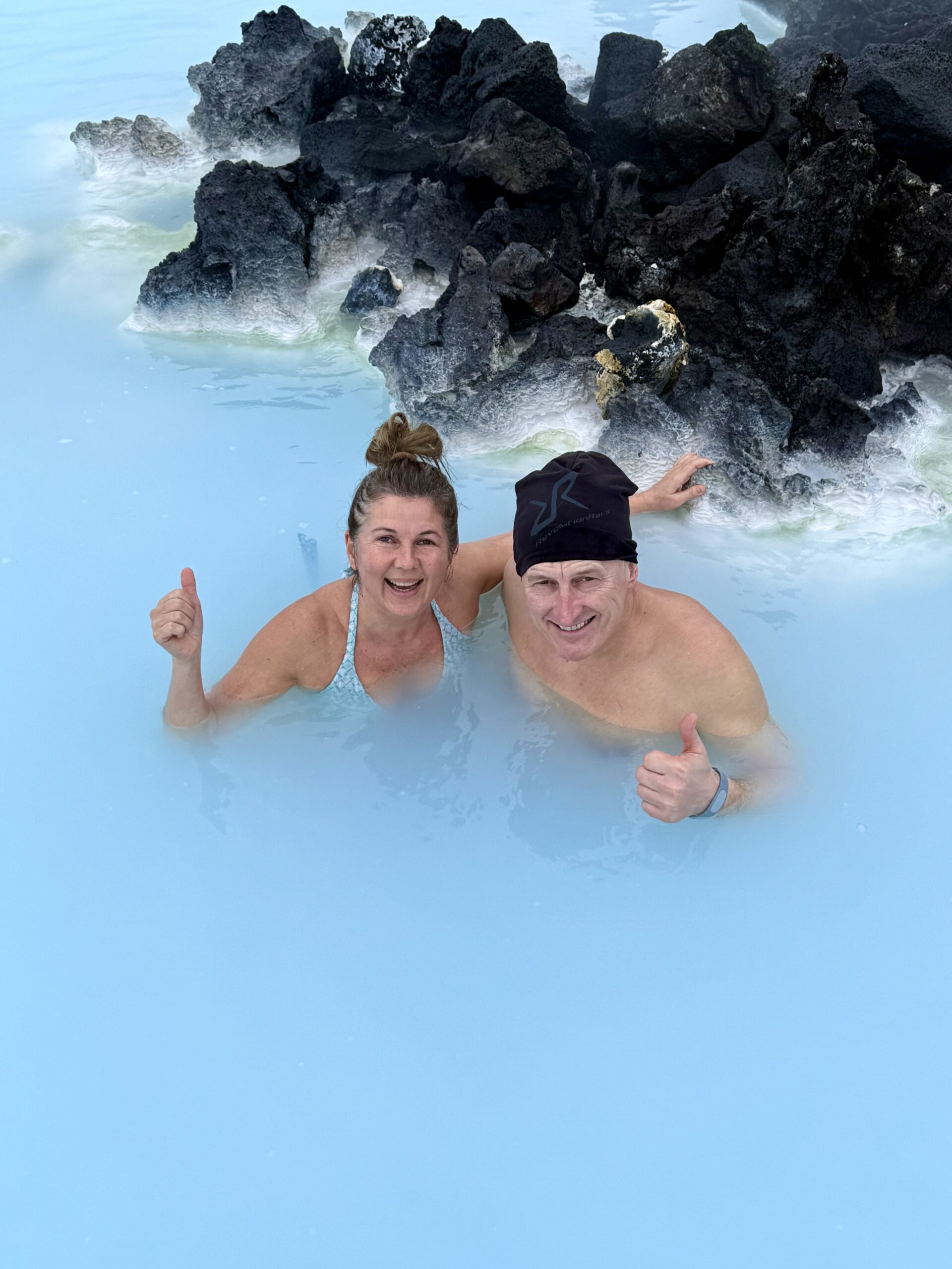 Są takie momenty, kiedy przestajesz liczyć i analizować, bo po prostu czujesz, że jesteś dokładnie tam, gdzie chciałaś być.

I to jest właśnie jeden z nich — ciepła woda, zimne powietrze, para unosząca się wokół i ten spokój, który przychodzi zupełnie niespodziewanie.

I wtedy cała ta Islandia, z tymi kosztami, planowaniem i ogarnianiem… nagle zaczyna mieć sens 😄