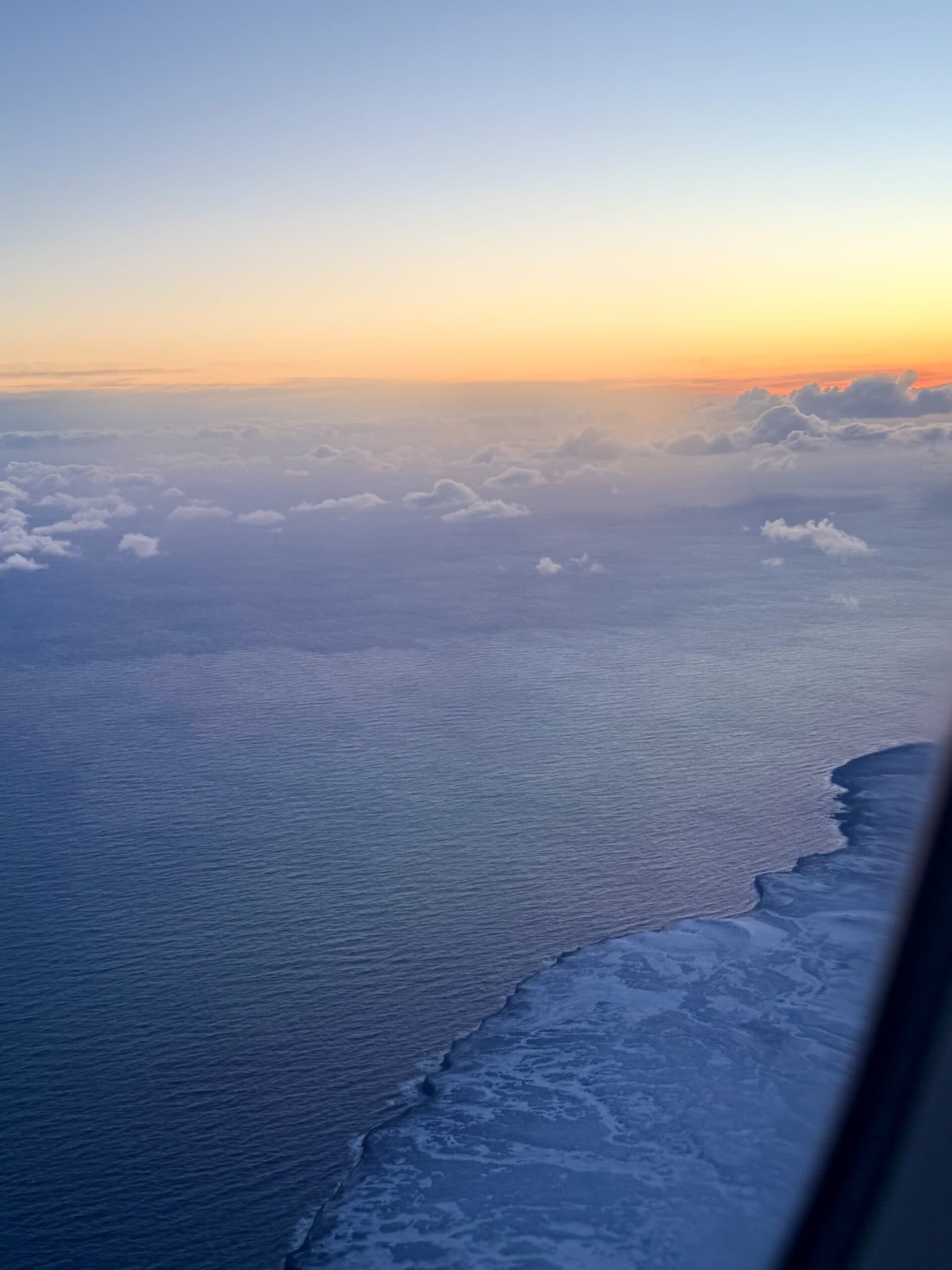 To był ten moment, kiedy wszystko wyglądało aż za dobrze — tanie loty, szybka decyzja i początek przygody, która miała być „kiedyś, nie teraz”.

Bo Islandia zimą ma opinię jednego z droższych kierunków w Europie, więc widząc taką cenę, od razu pojawia się pytanie: gdzie jest haczyk?

I jak się okazało… haczyk był. Tylko nie tam, gdzie się go spodziewaliśmy 😄