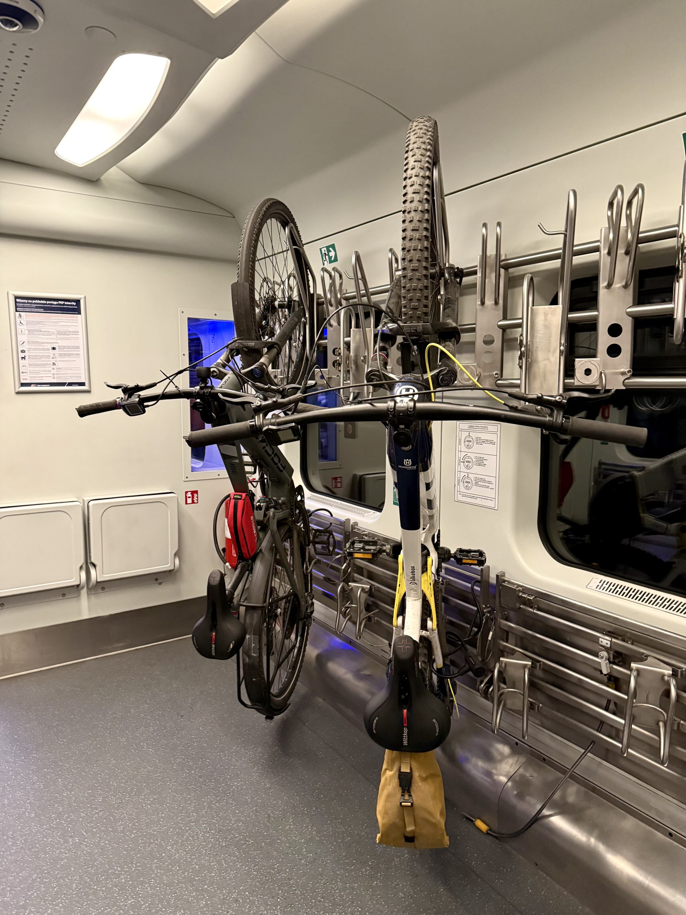 PKP ma jedną ciekawą zasadę 🚲 Jeśli jedziesz z rowerem, to najwyraźniej automatycznie trafiasz do kategorii:
„sen jest dla słabych” 😅 Wagon rowerowy, światło całą noc i koncert otwierających się drzwi gratis 🚂😂