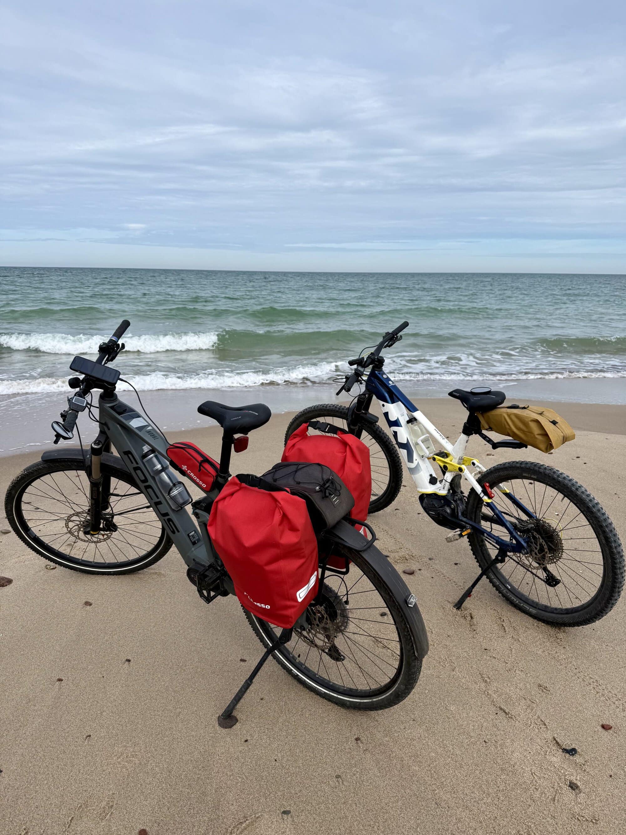 I właśnie za to pokochaliśmy e-bike’i z pełną amortyzacją 😎
Asfalt? Super.
Las? Jedziemy.
Szuter? Nie ma problemu.
Plaża? A czemu nie 😂

Na zwykłych szosówkach nie wszyscy mieli tam tak wesoło 😅