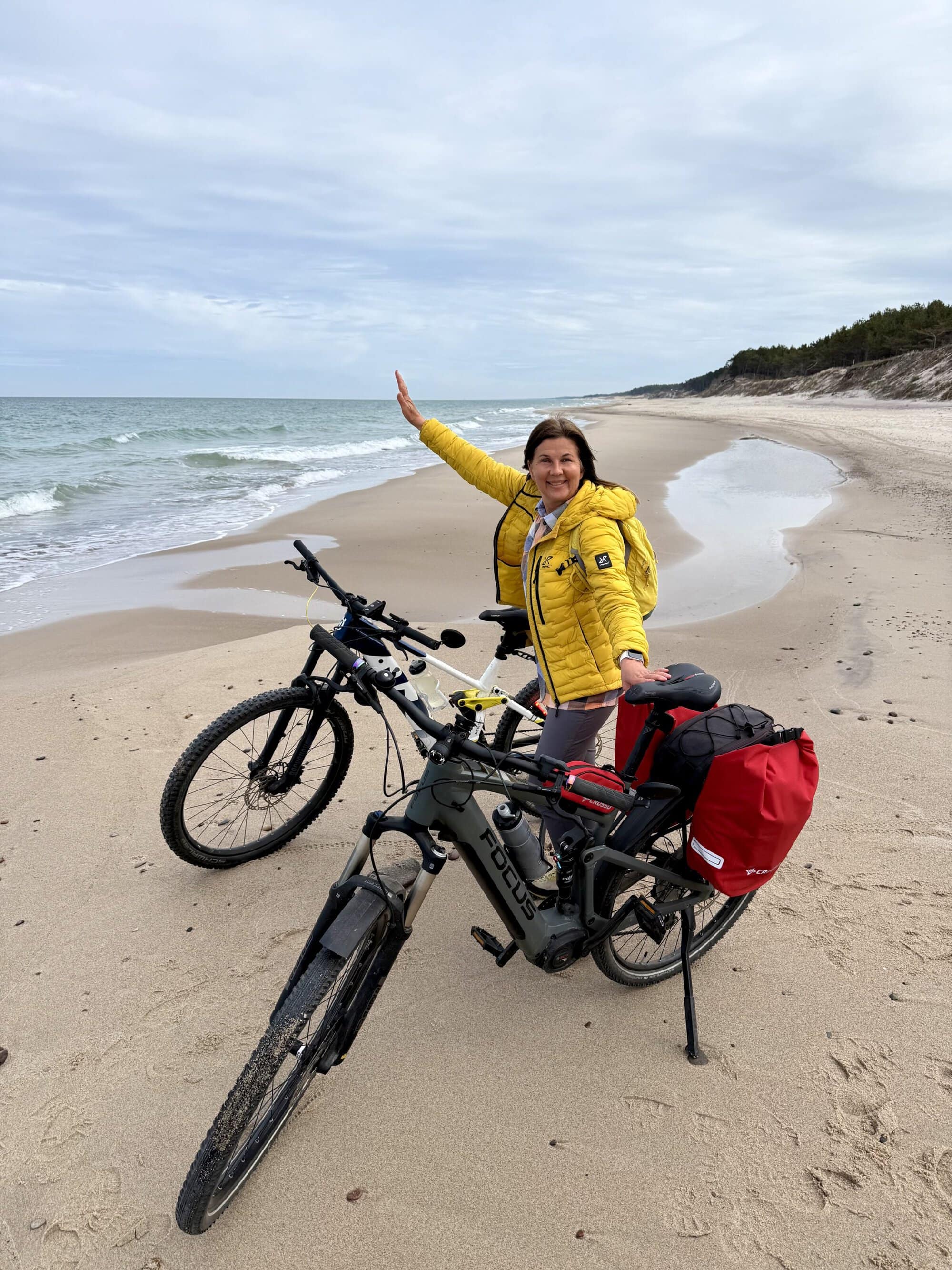 No dobra… zaczynamy 😎🌊 Pierwsze kilometry R10 i od razu ten widok 😍 Pusta plaża, szum Bałtyku i człowiek nagle przestaje myśleć o wszystkim poza tym, żeby po prostu jechać dalej 🚲🌊