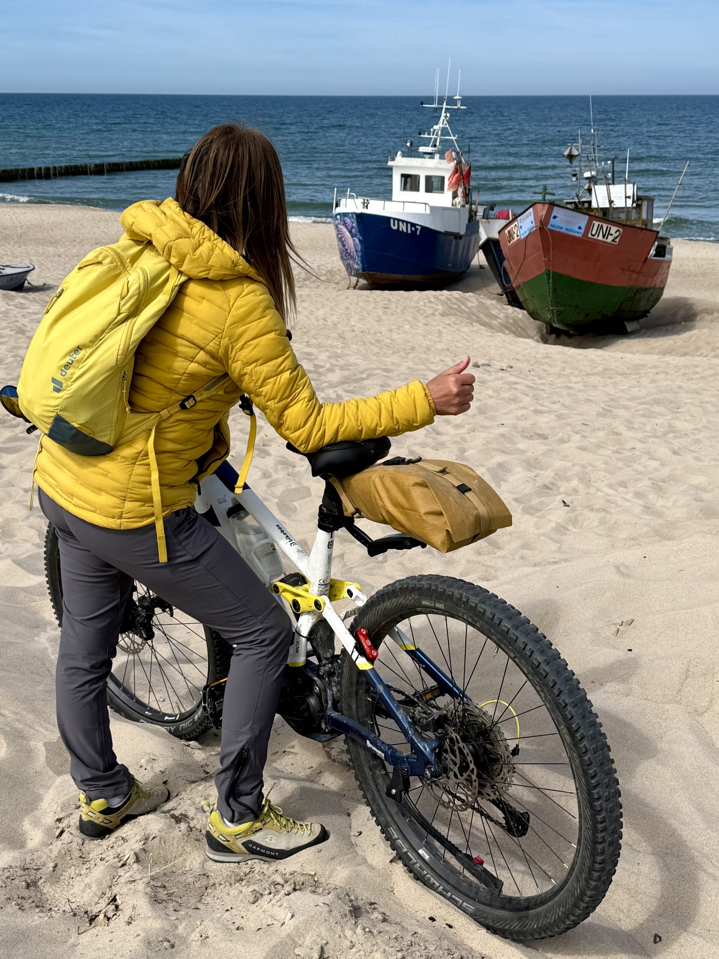 I to nie raz 😂 Na tej trasie co chwilę mieliśmy:
– ej, a może jeszcze tutaj?
No i później jakoś magicznie kończyliśmy z rowerami wbitymi w piach 🌊🚲😅
