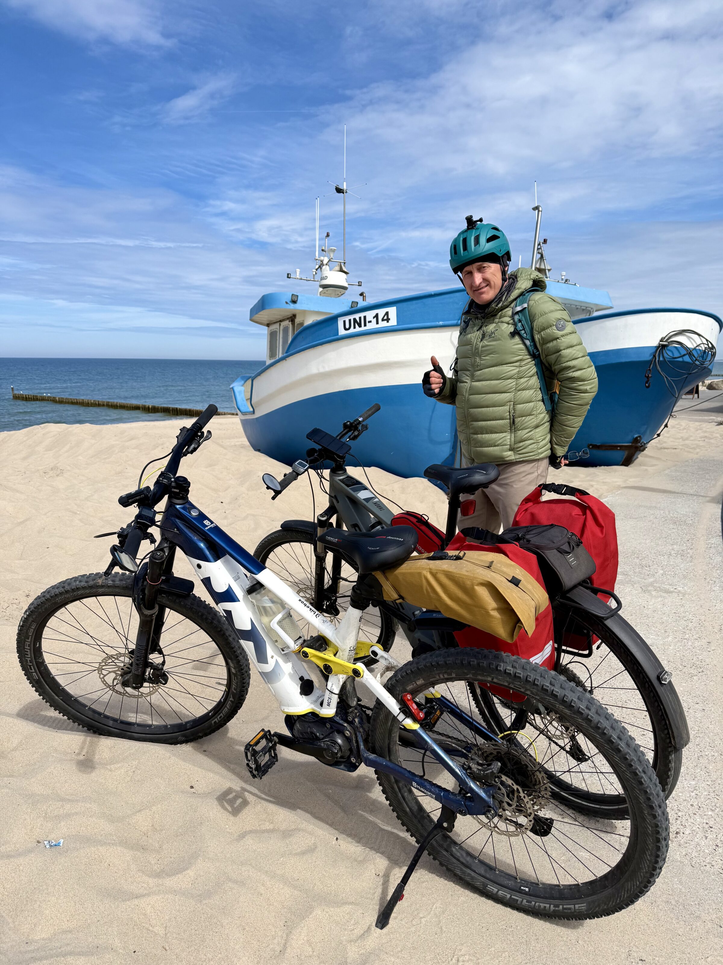 Rybacy chyba jeszcze śpią 😎🐟 Takie miejsca lubimy najbardziej 🚲🌊 Cisza, kutry wbite w piach i ten klimat małych nadmorskich miejscowości, gdzie wszystko dzieje się trochę wolniej 😌
