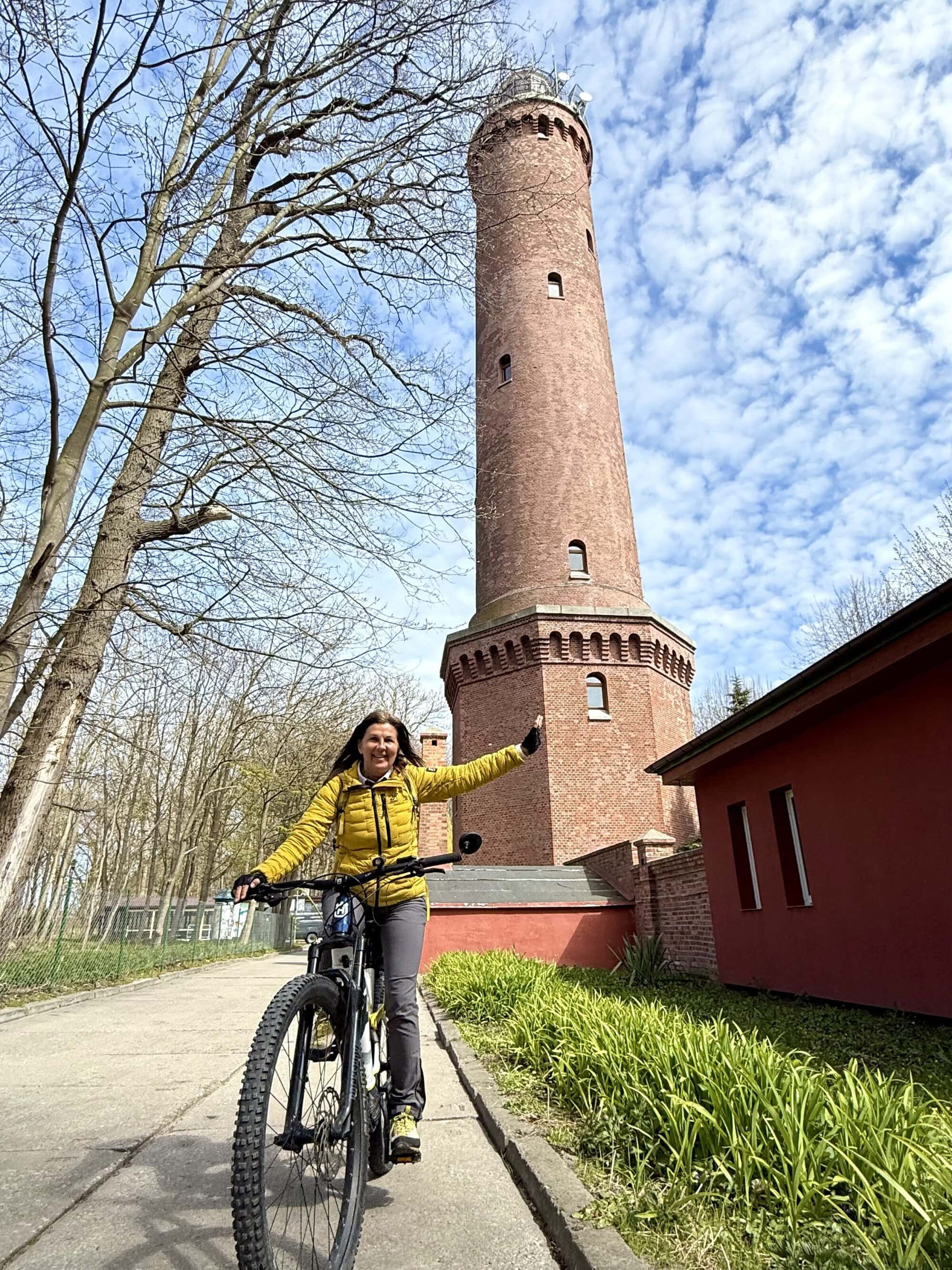 No dobra… TO jest wielkie 😂 Uwielbiamy takie przypadkowe miejsca na trasie 😎 Człowiek jedzie sobie spokojnie rowerem, aż nagle wyrasta przed nim taka ceglana bestia 🚲🔥 I oczywiście od razu postój na zdjęcia 😂