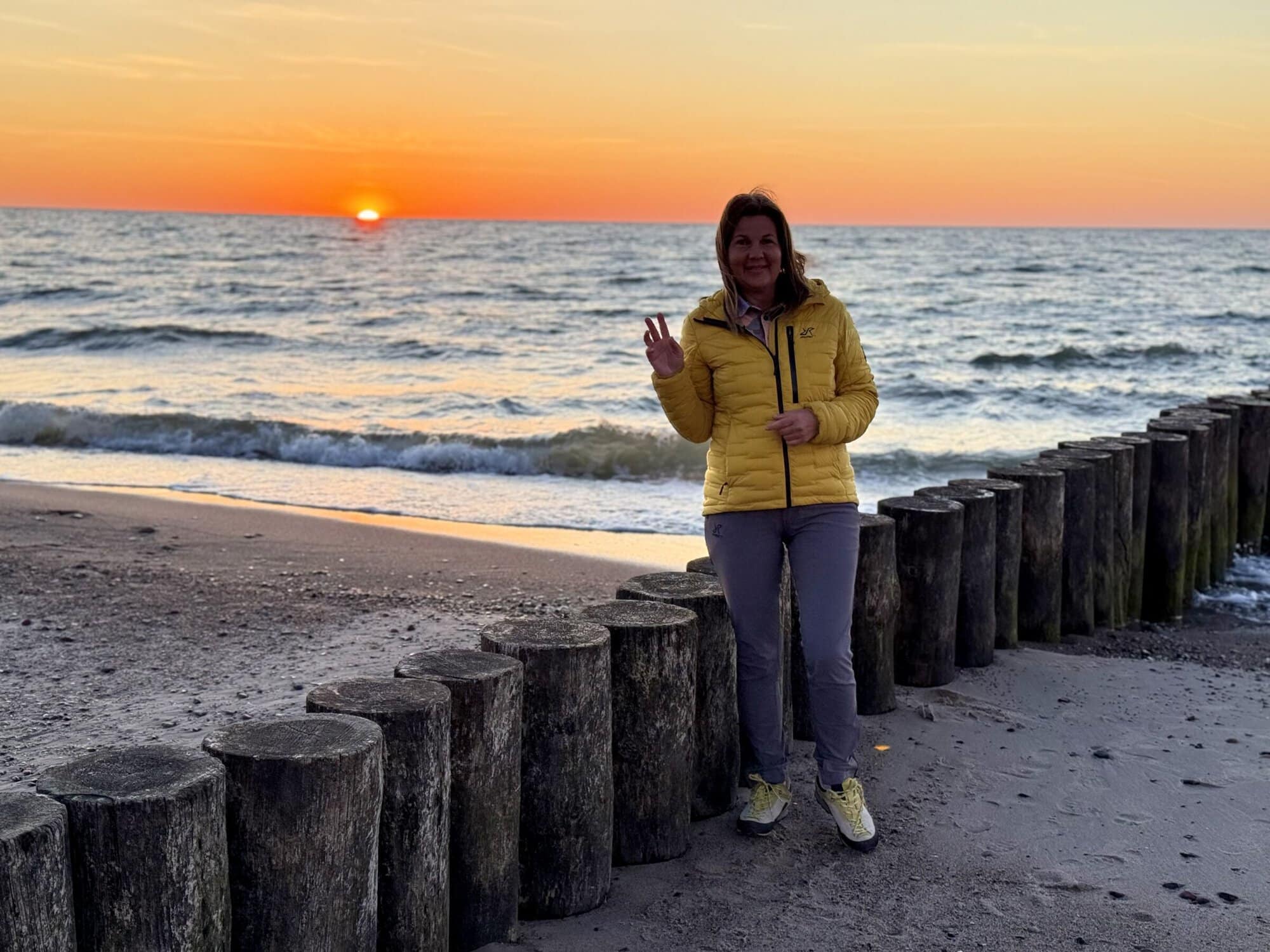 Bałtyk zrobił dziś golden hour 😍🌅 I właśnie dla takich wieczorów człowiek nagle zapomina, że rano walczył z wiatrem, piachem i własnym tyłkiem na siodełku 😂🚲