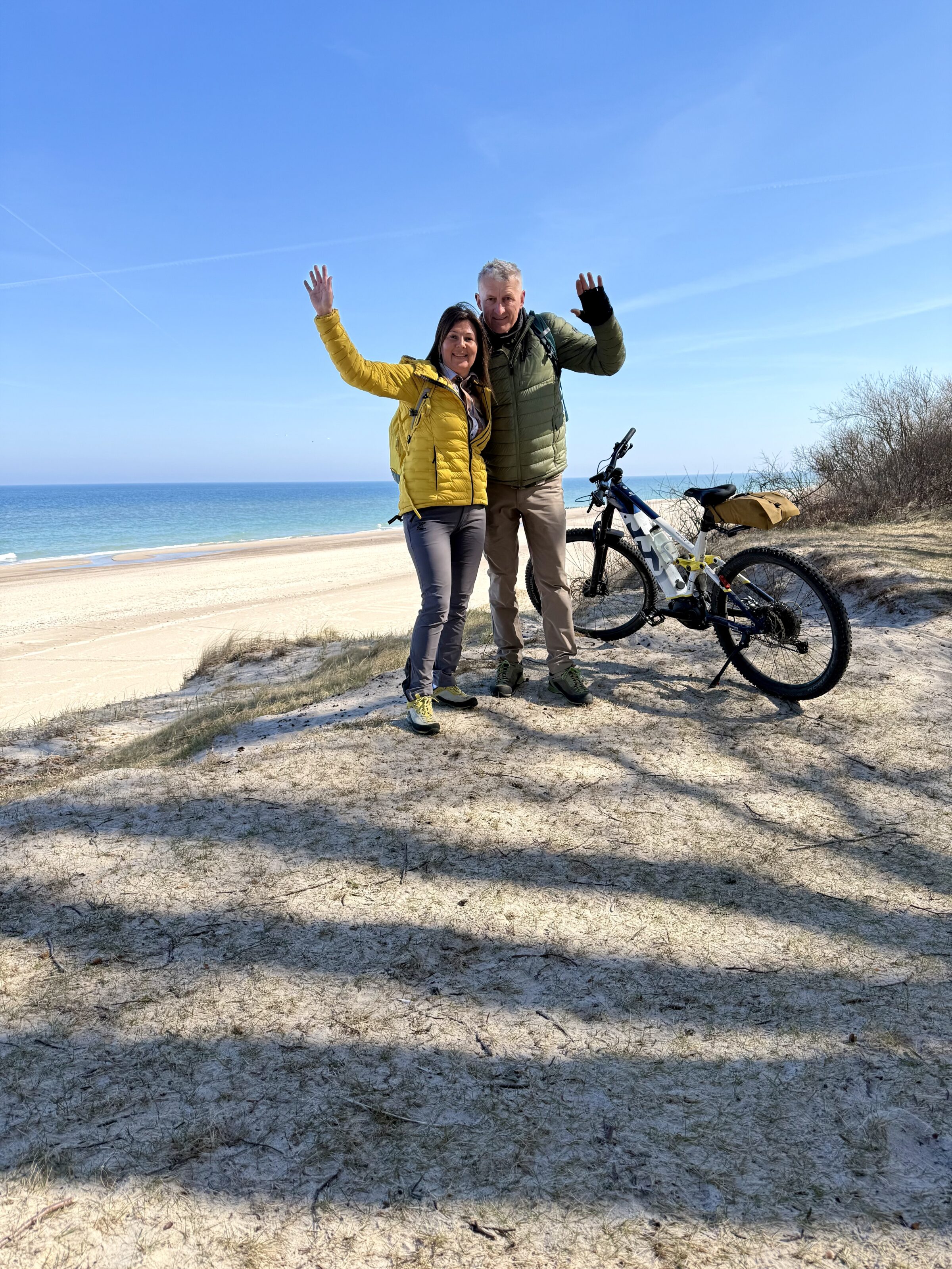 R10 potrafi uzależnić szybciej niż poranna kawa 😂 Codziennie inne widoki, inne światło i ten sam tekst:
– dobra… jedziemy dalej 🚲🌅